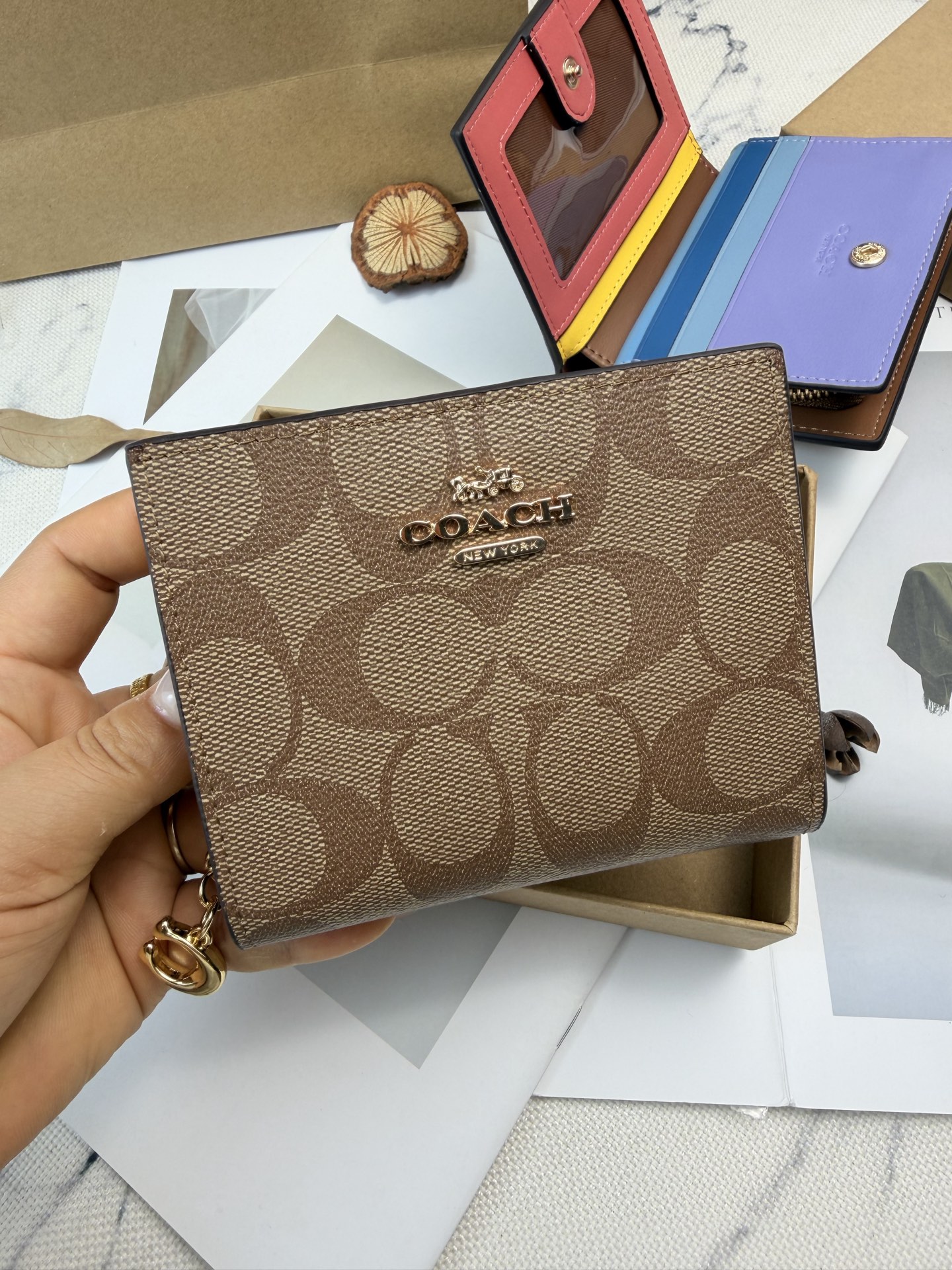 Coach Coach这款C3771卡其棕拼色彩虹 采用优质牛皮 手感细腻耐用 撞色设计 红棕蓝黄条纹超有活力