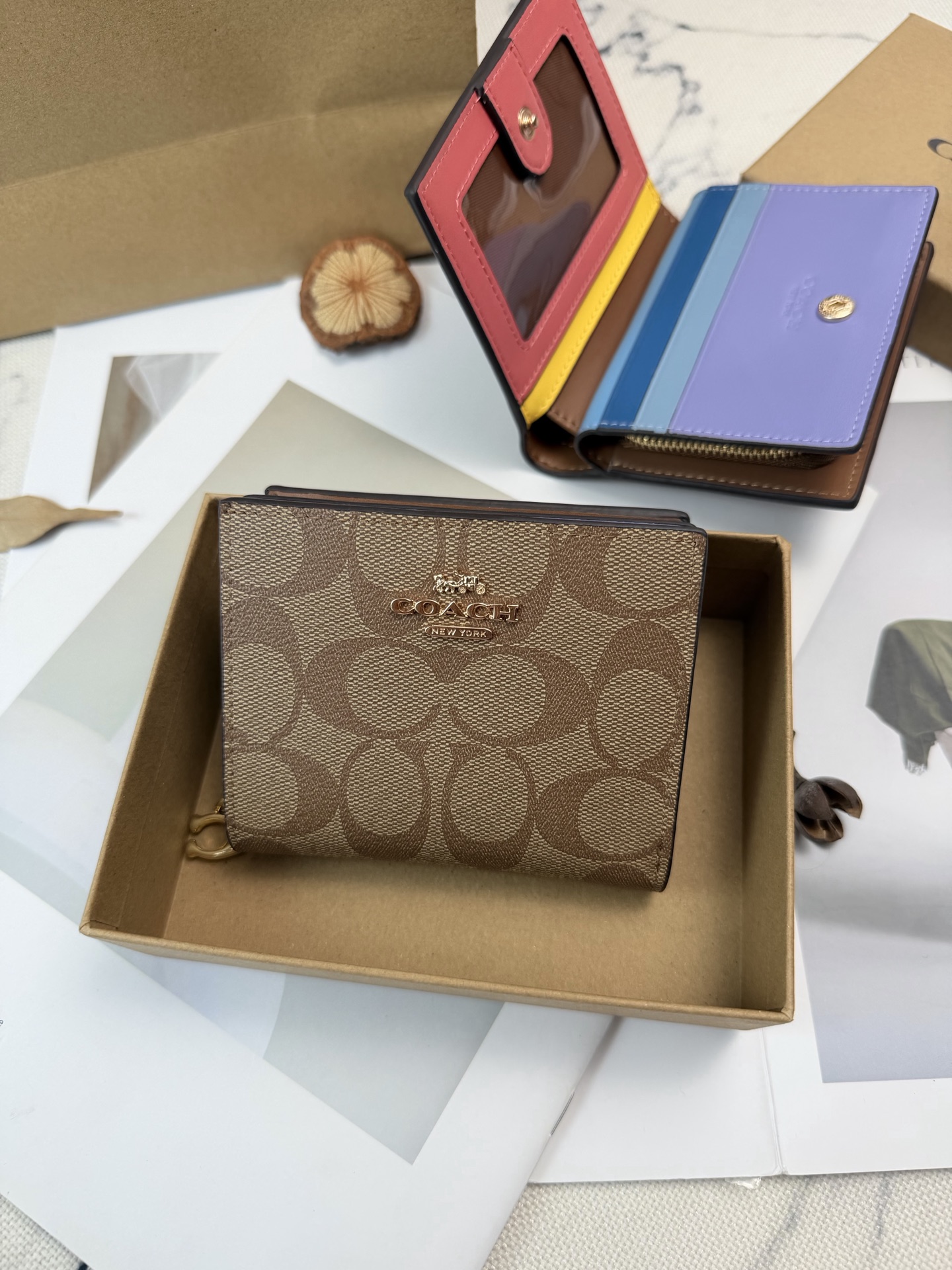 Coach Coach这款C3771卡其棕拼色彩虹 采用优质牛皮 手感细腻耐用 撞色设计 红棕蓝黄条纹超有活力