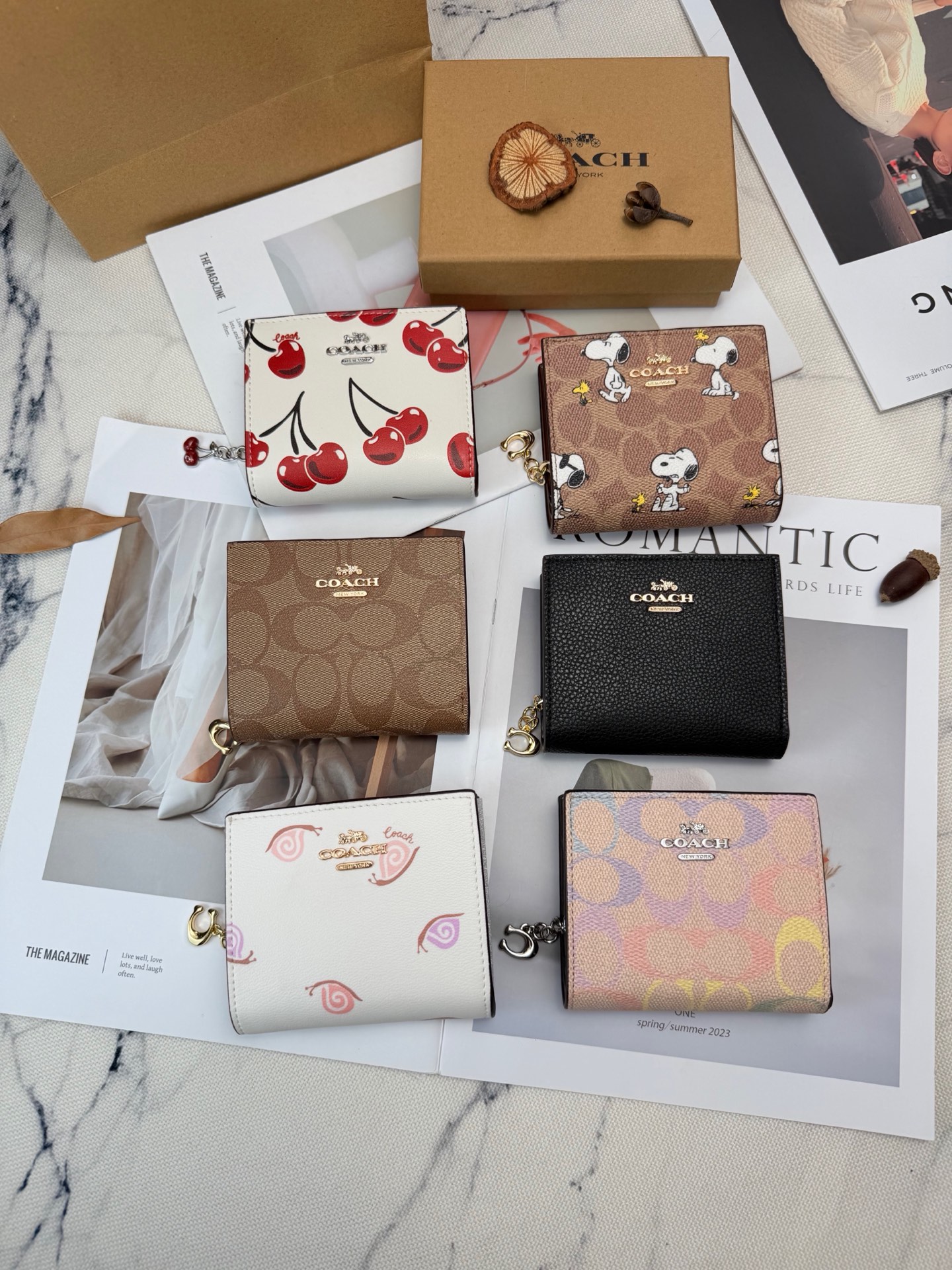 Coach Coach这款C3771卡其棕拼色彩虹 采用优质牛皮 手感细腻耐用 撞色设计 红棕蓝黄条纹超有活力