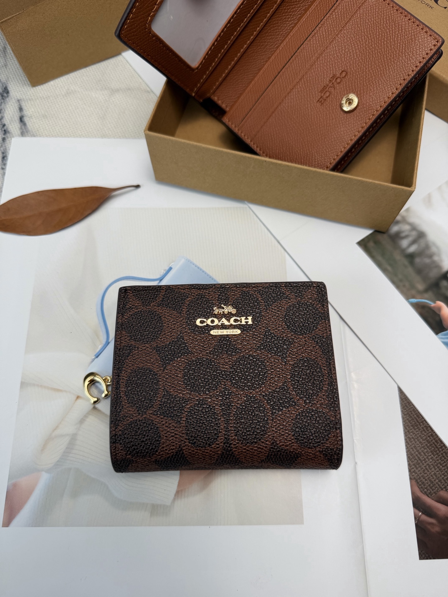 Coach COACH新款CCL96花纹 咖啡老花配棕色手掌纹真皮零钱卡包 采用优质牛皮 表面细腻纹理