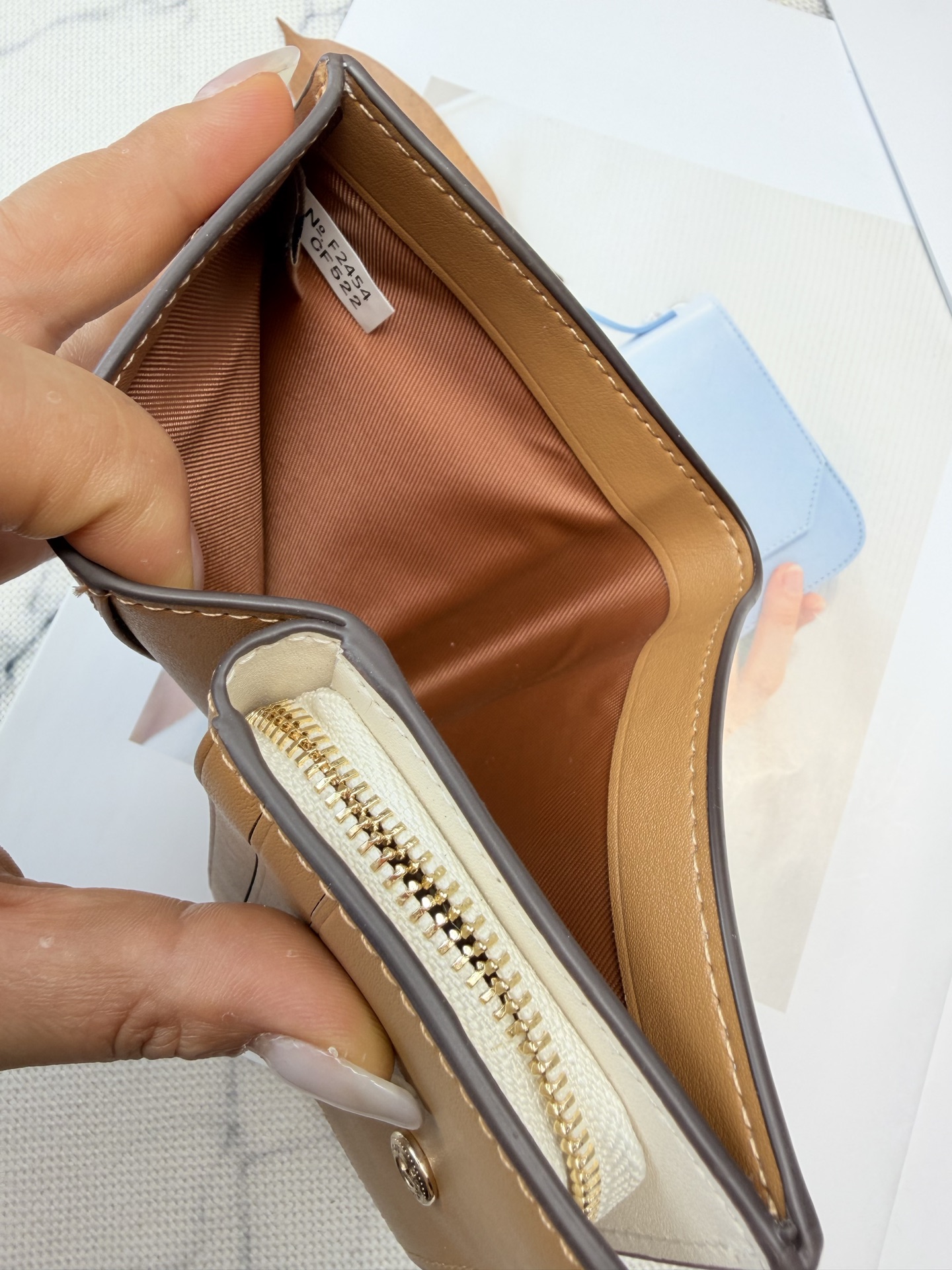 Coach COACH女士对折钱包CF522 马车Logo印花 真皮材质 米白+浅棕配色 简约
