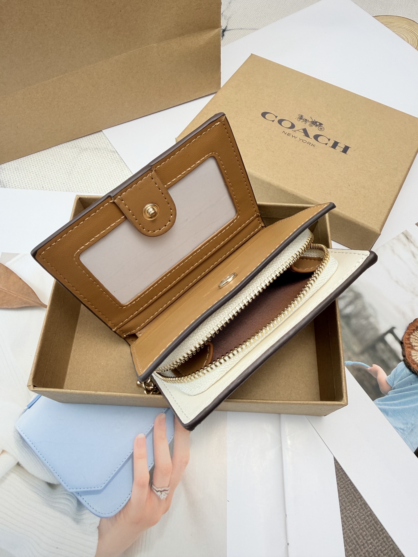 Coach COACH女士对折钱包CF522 马车Logo印花 真皮材质 米白+浅棕配色 简约