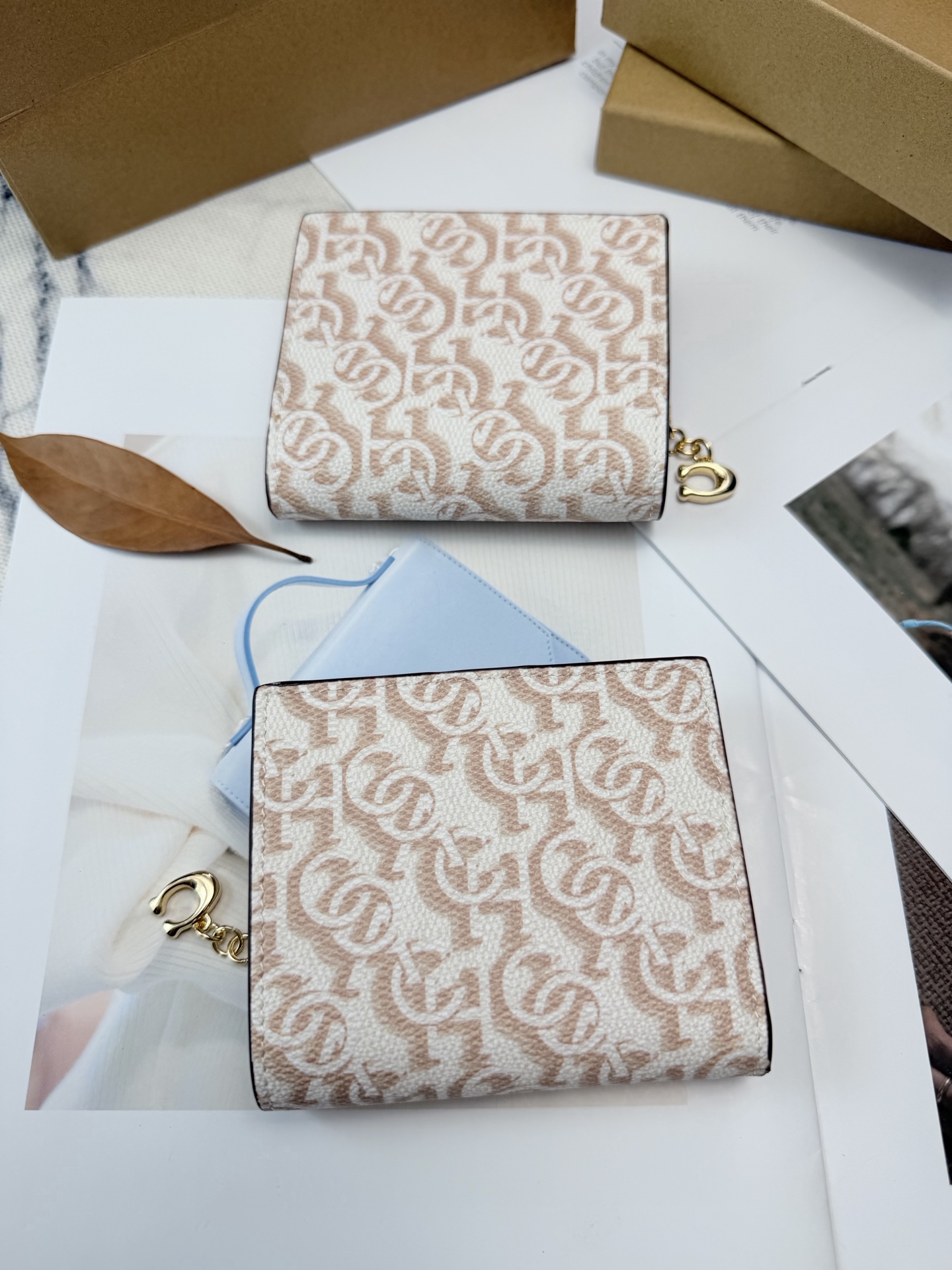 Coach COACH女士对折钱包CF522 马车Logo印花 真皮材质 米白+浅棕配色 简约