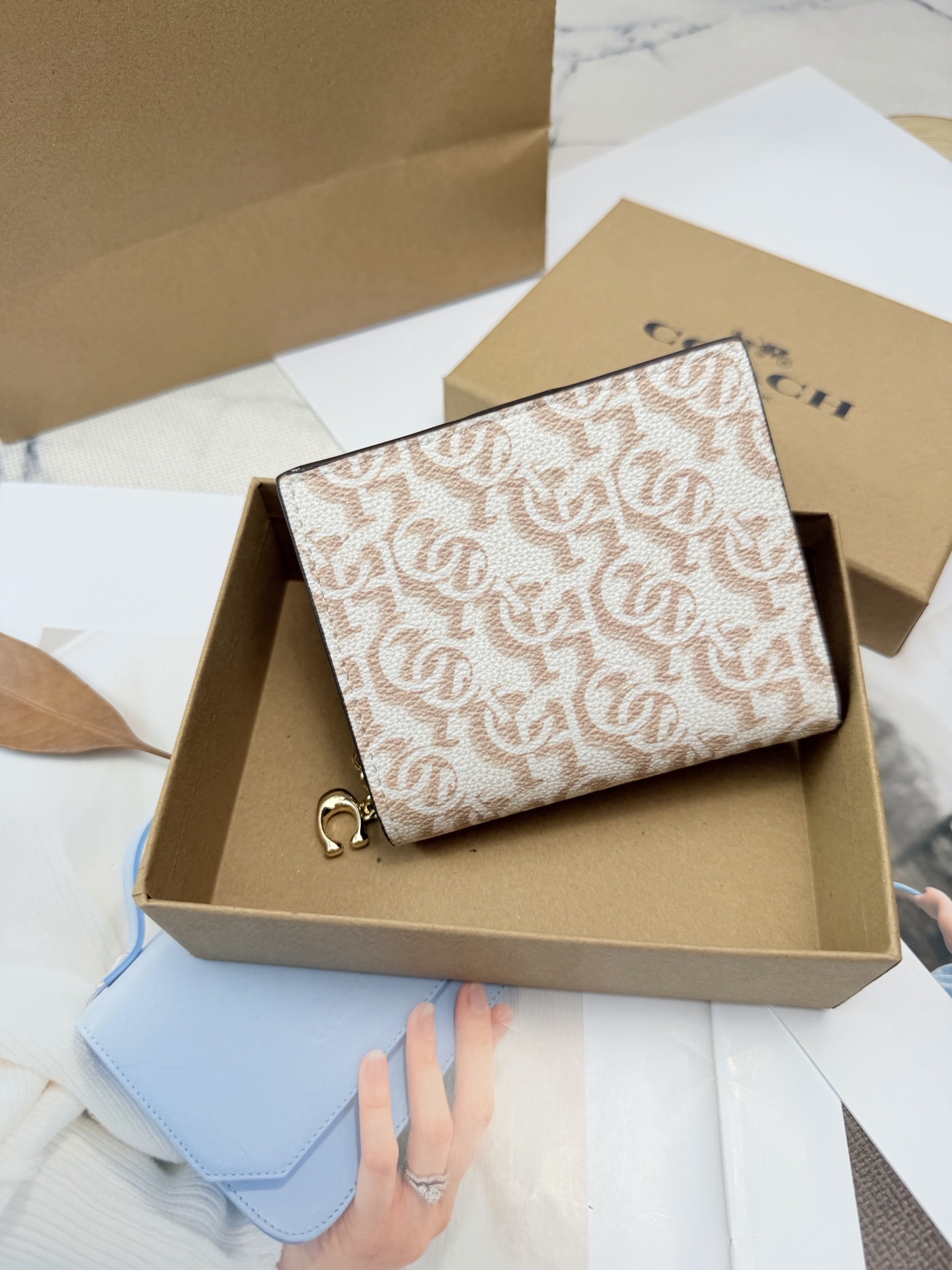 Coach COACH女士对折钱包CF522 马车Logo印花 真皮材质 米白+浅棕配色 简约