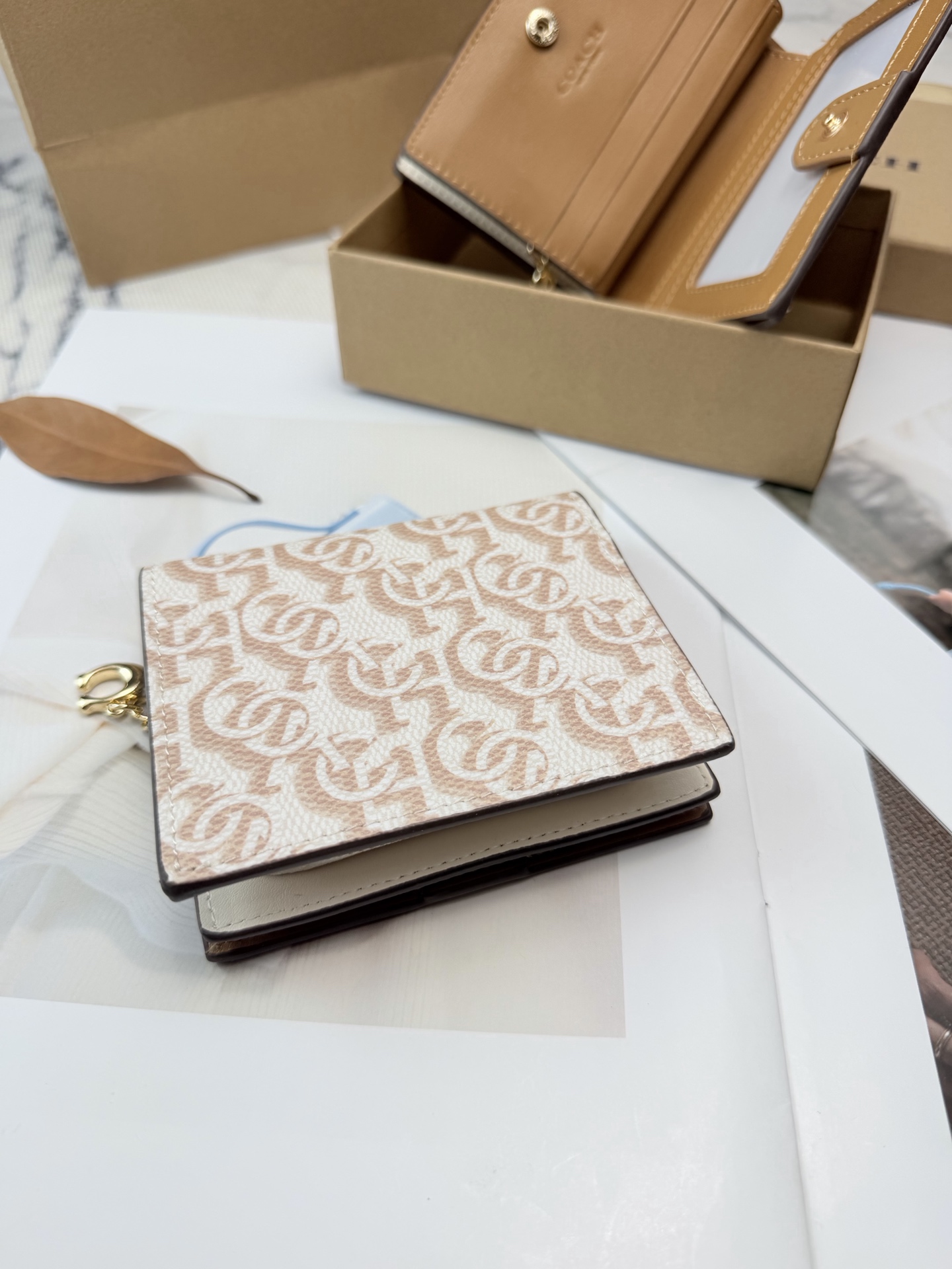 Coach COACH女士对折钱包CF522 马车Logo印花 真皮材质 米白+浅棕配色 简约