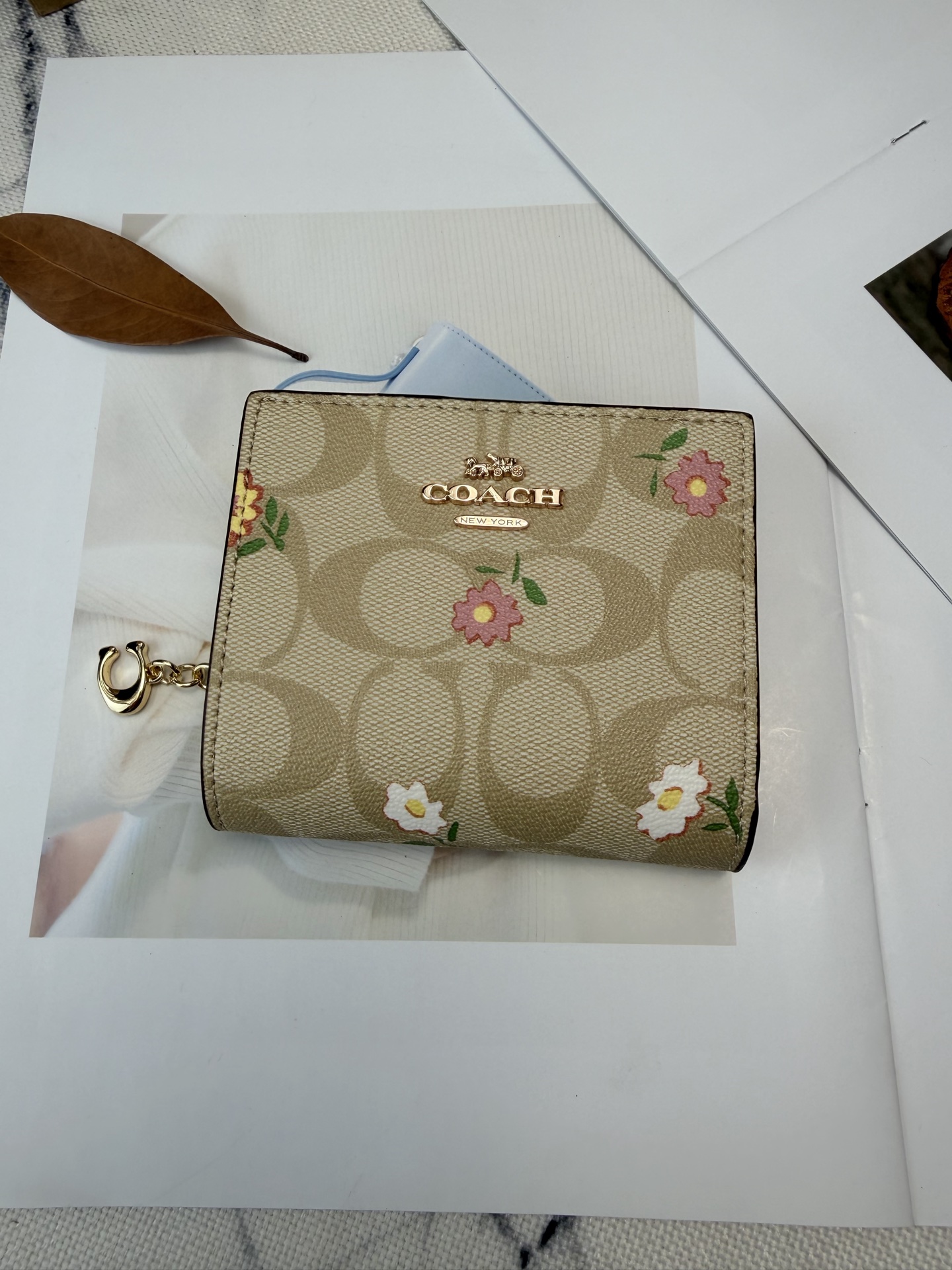 Coach Signature C印花帆布 搭配花卉图案真皮零钱卡包 采用优质牛皮 表面细腻纹理