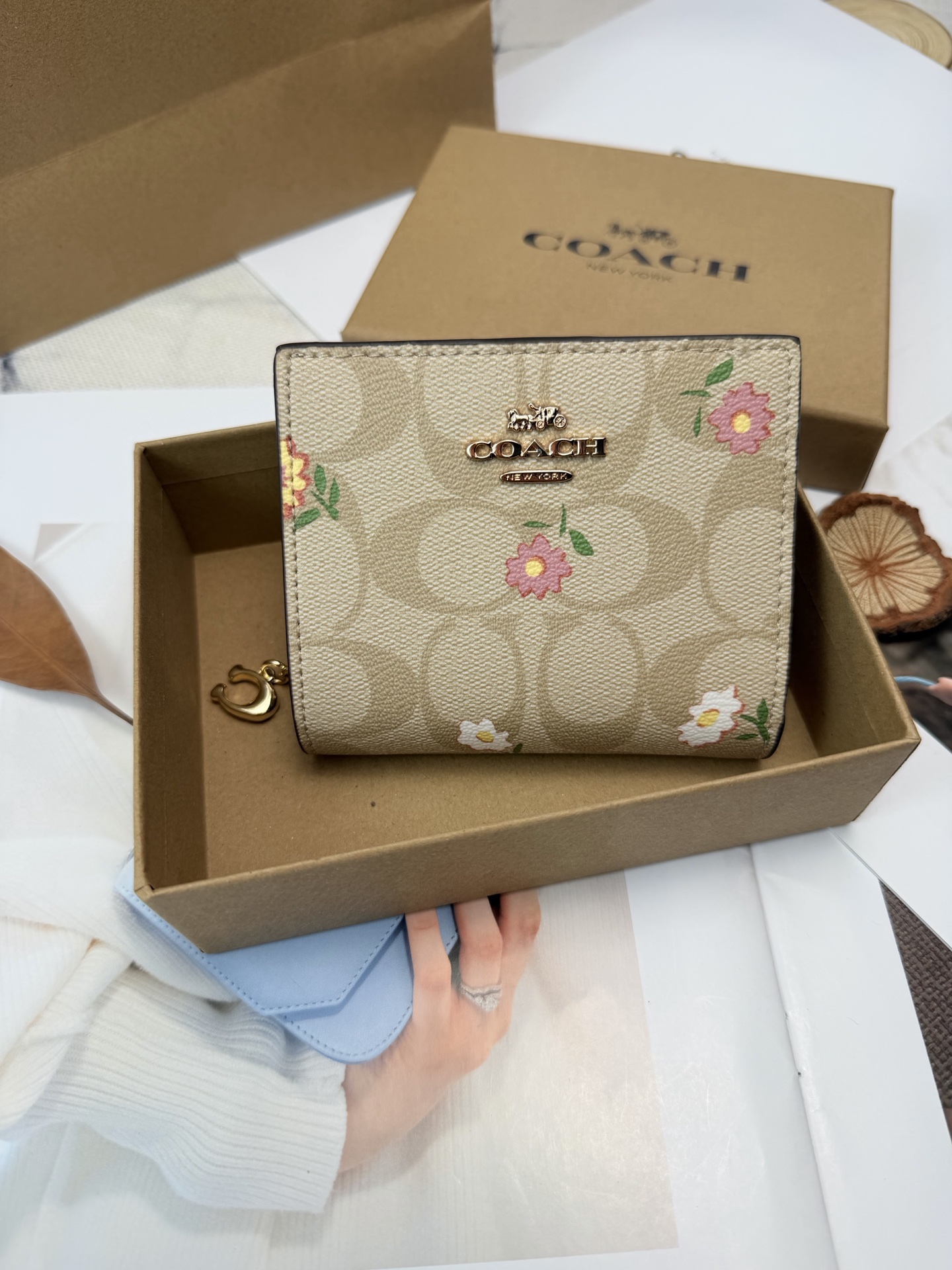 Coach Signature C印花帆布 搭配花卉图案真皮零钱卡包 采用优质牛皮 表面细腻纹理