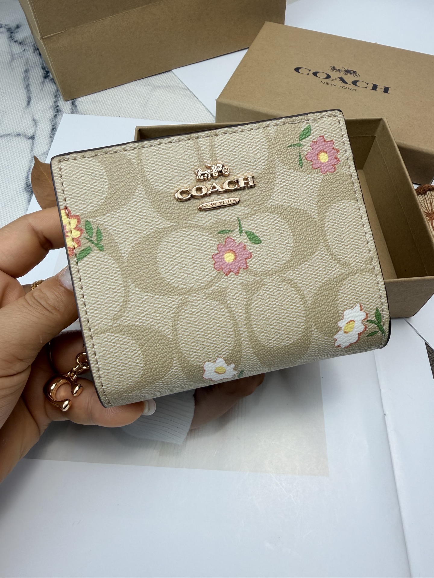 Coach Signature C印花帆布 搭配花卉图案真皮零钱卡包 采用优质牛皮 表面细腻纹理