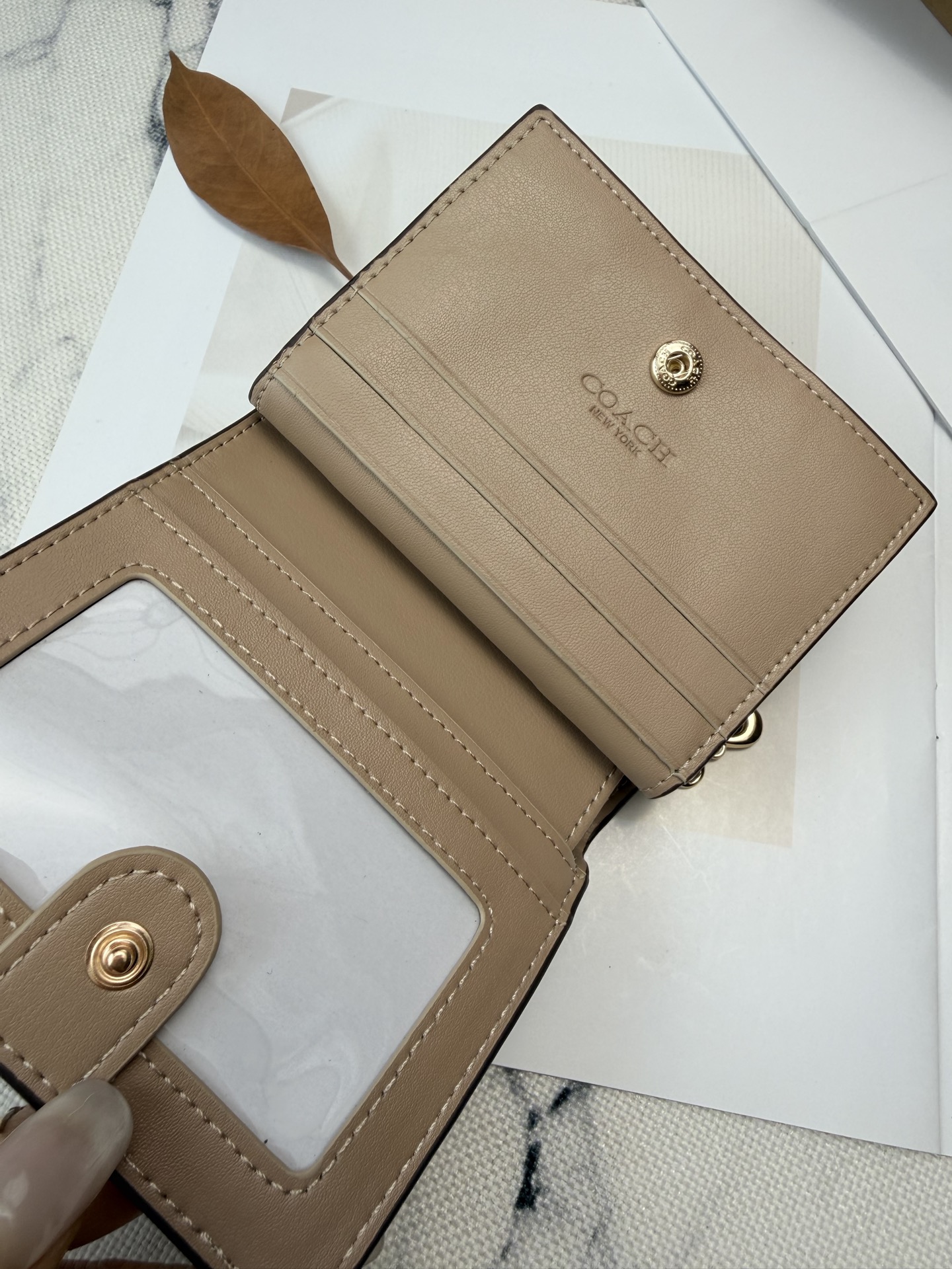 Coach Signature C印花帆布 搭配花卉图案真皮零钱卡包 采用优质牛皮 表面细腻纹理