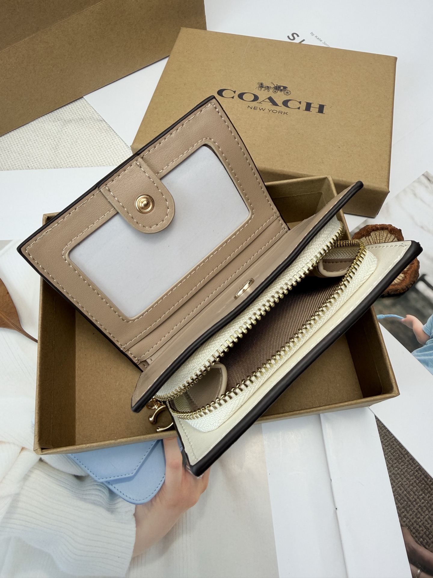 Coach Signature C印花帆布 搭配花卉图案真皮零钱卡包 采用优质牛皮 表面细腻纹理