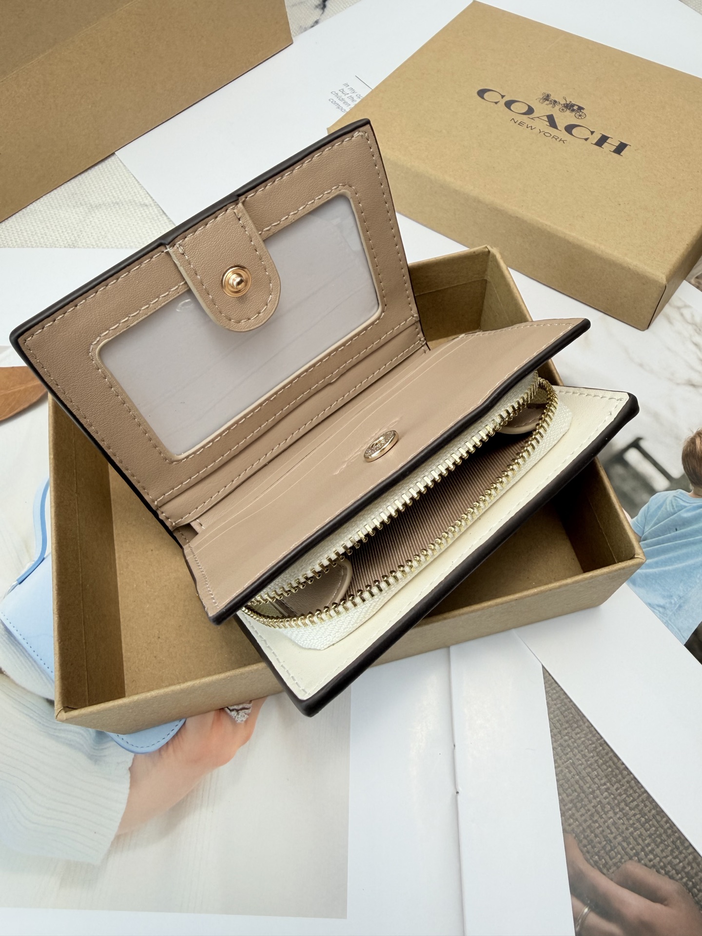 Coach COACH这款女士短款CCL79零钱卡包 采用优质白色漆皮配奶茶色平纹真皮设计 手感细腻耐用