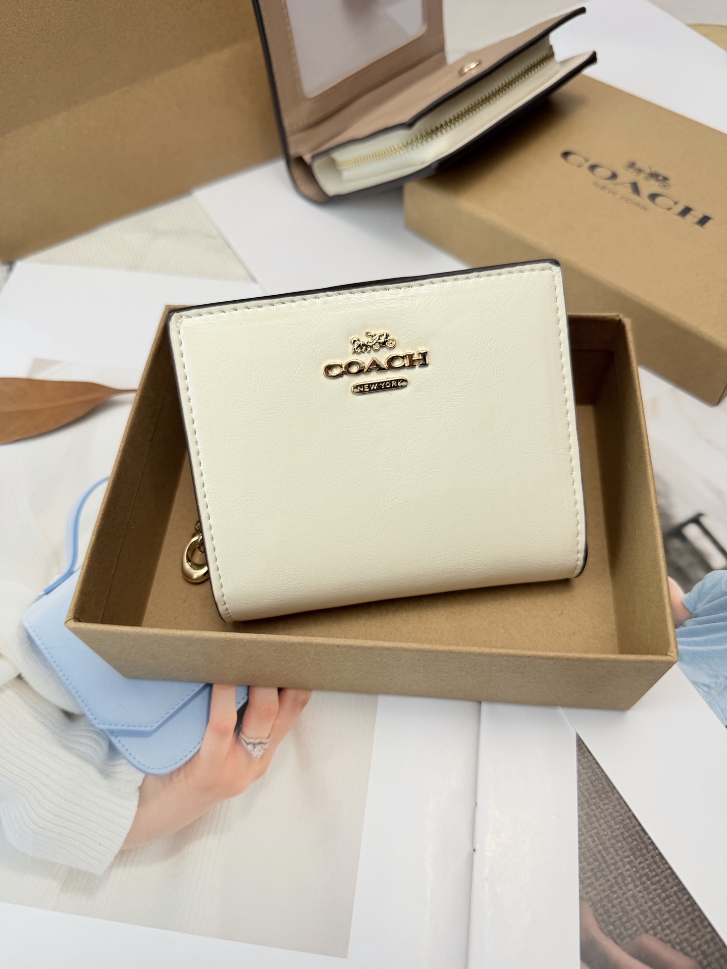 Coach COACH这款女士短款CCL79零钱卡包 采用优质白色漆皮配奶茶色平纹真皮设计 手感细腻耐用