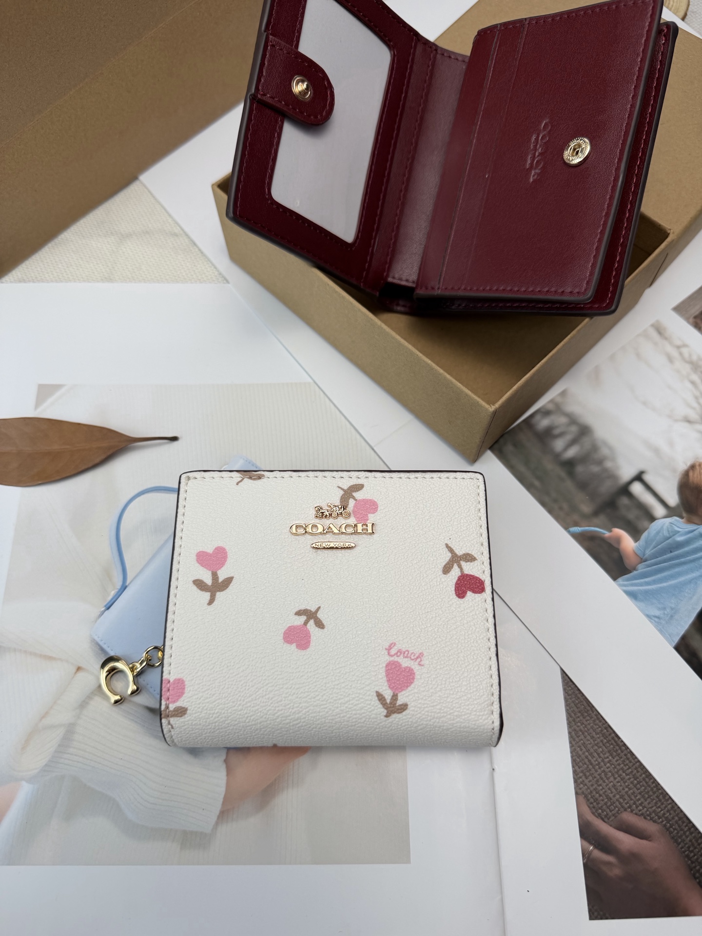 Coach Coach这款短款C2868零钱卡包 白色皮革搭配粉色爱心印花 酒红色内饰、俏皮又可爱