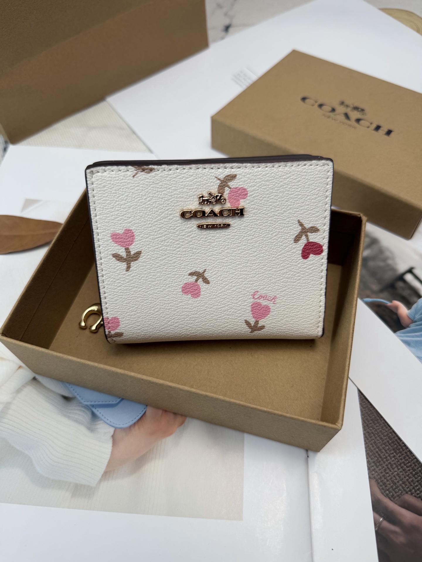 Coach Coach这款短款C2868零钱卡包 白色皮革搭配粉色爱心印花 酒红色内饰、俏皮又可爱