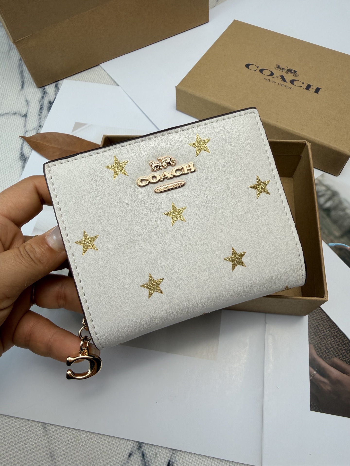 Coach COACH星星CW950零钱卡包 白色皮革+金色星星图案 简约又童趣 内里奶茶色