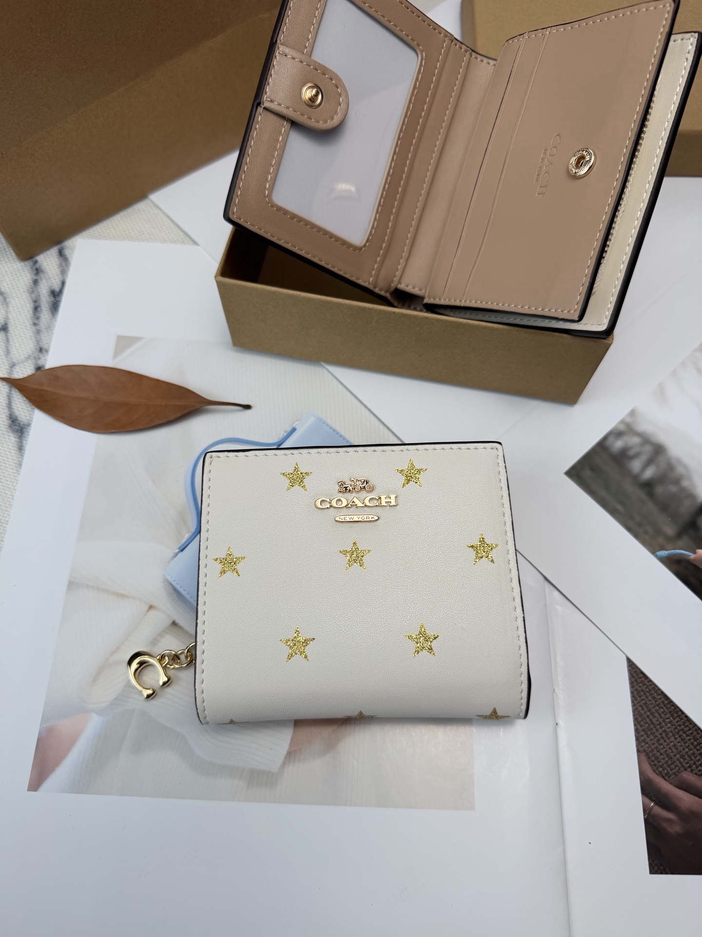 Coach COACH星星CW950零钱卡包 白色皮革+金色星星图案 简约又童趣 内里奶茶色
