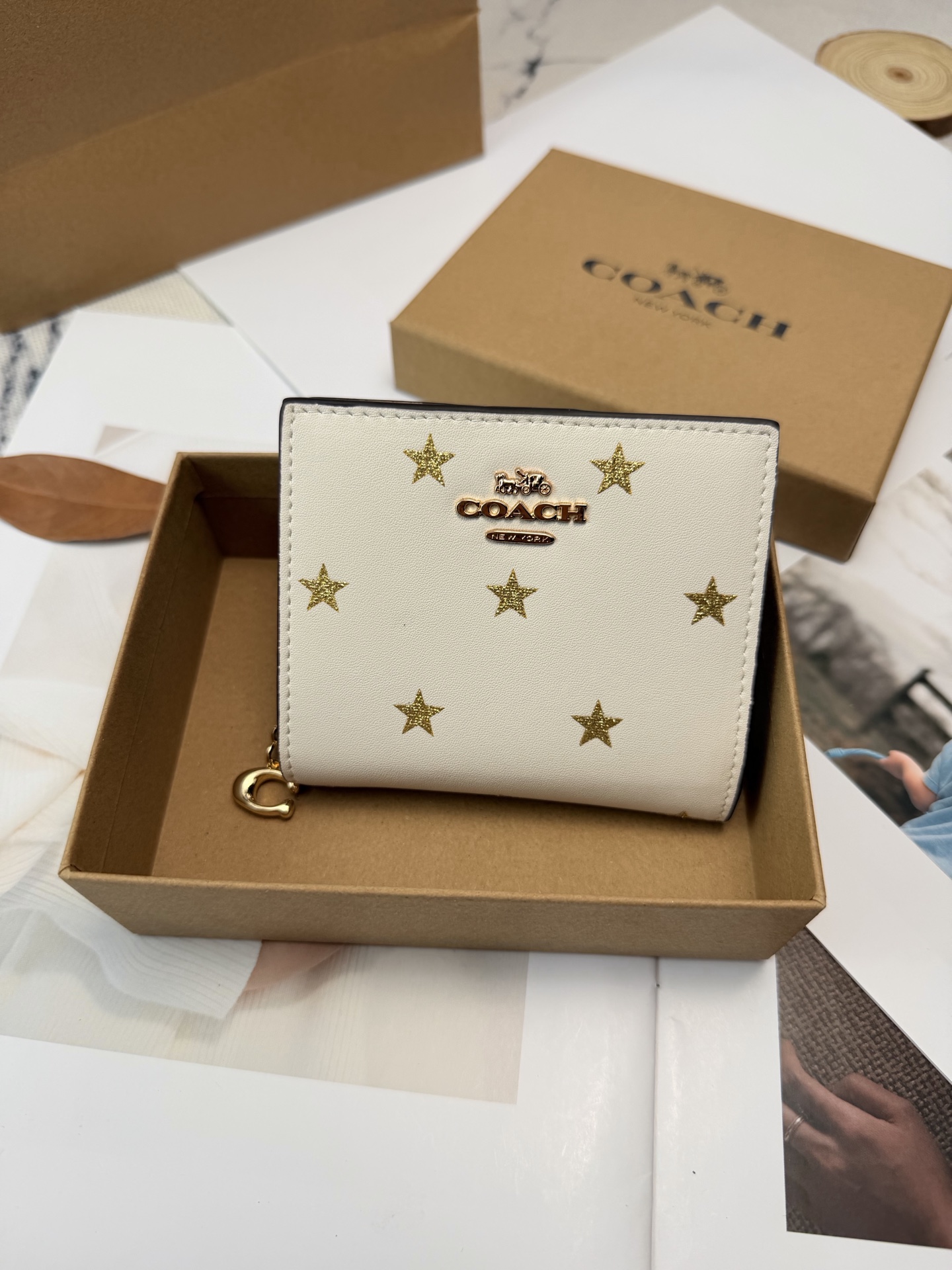 Coach COACH星星CW950零钱卡包 白色皮革+金色星星图案 简约又童趣 内里奶茶色