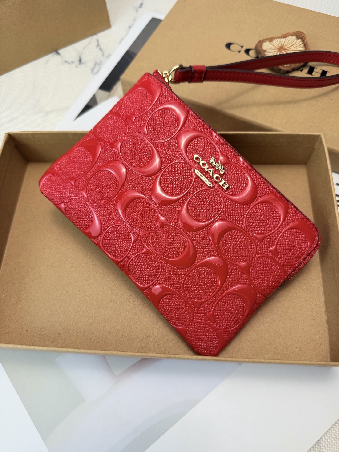 Coach Coach这款红色手拿包 CV418采用 C字Logo压纹皮革 质感细腻又耐用 金属Logo点缀