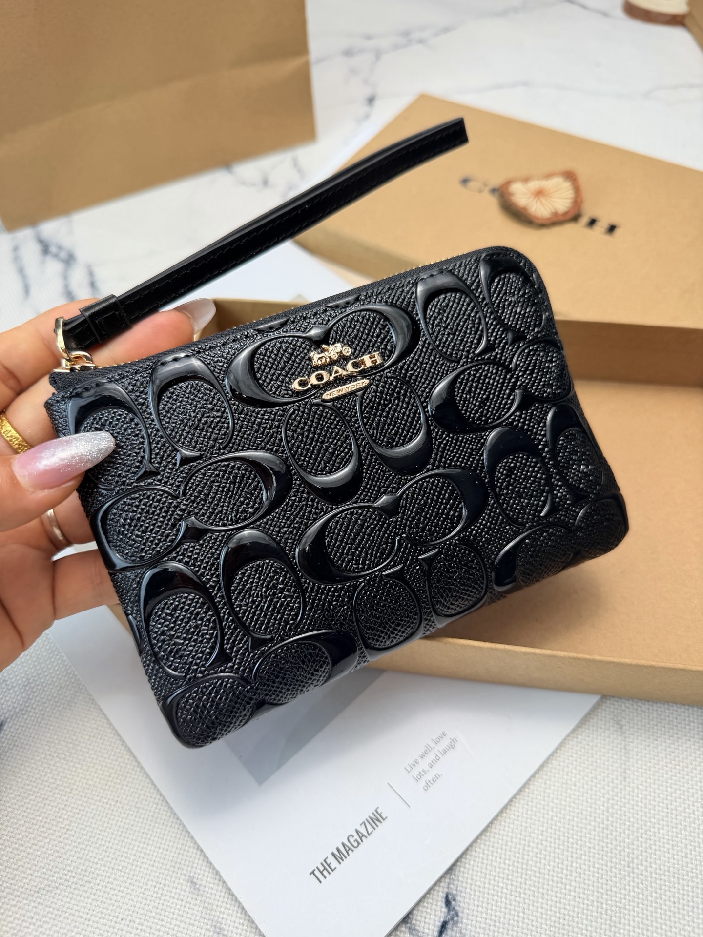 Coach Coach这款黑色压C纹手拿包 CDY96采用 C字Logo压纹皮革 质感细腻又耐用