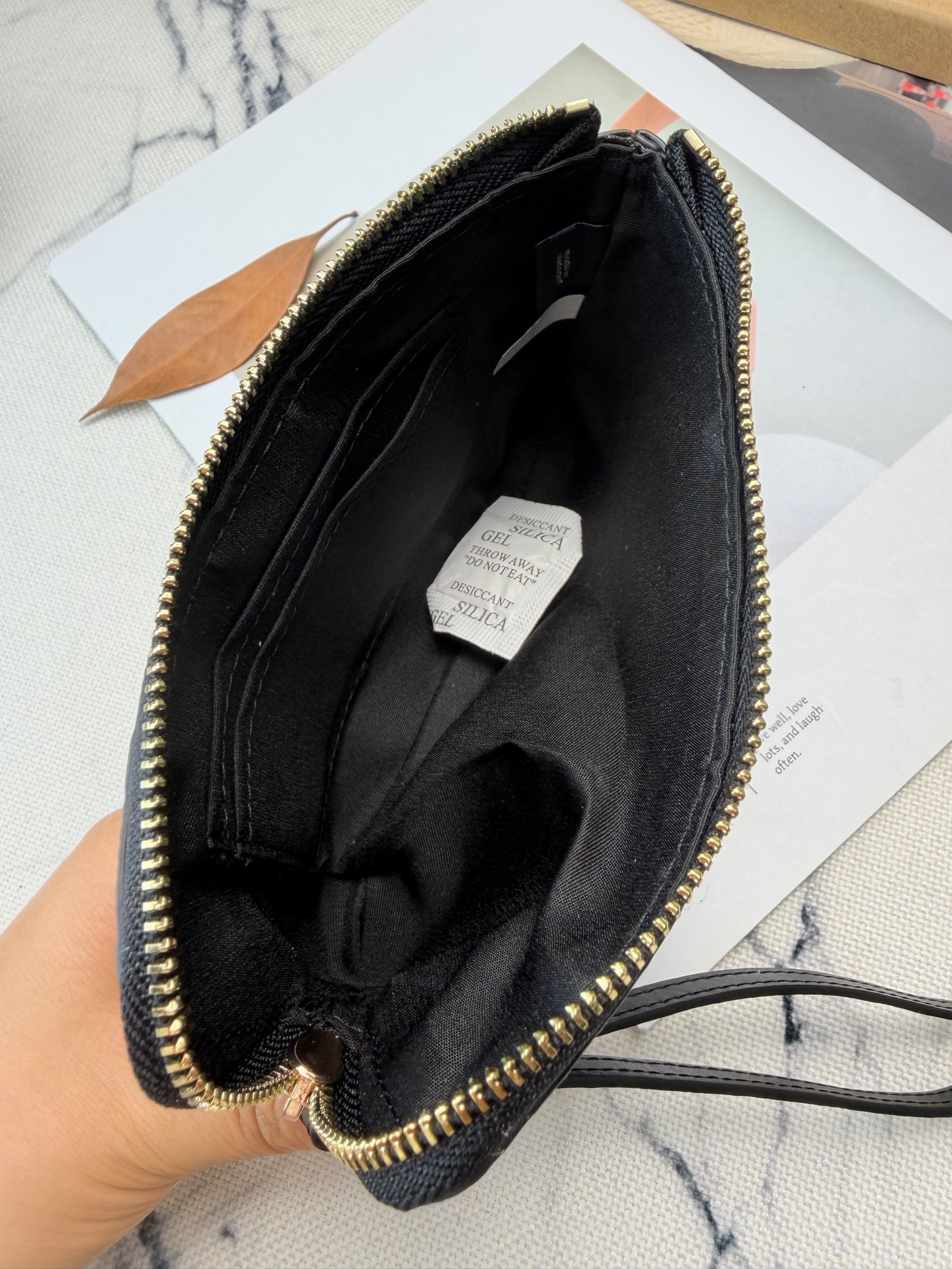 Coach Coach这款黑色压C纹手拿包 CDY96采用 C字Logo压纹皮革 质感细腻又耐用