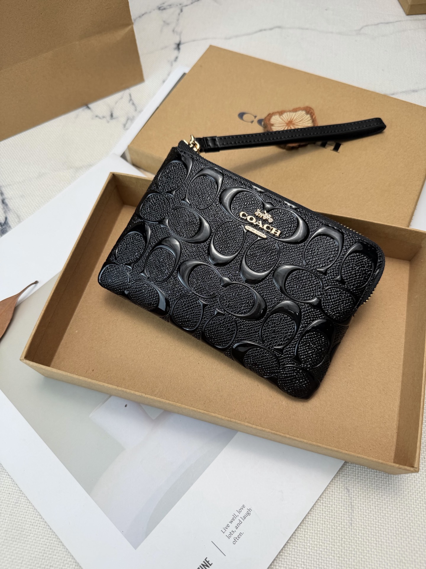 Coach Coach这款黑色压C纹手拿包 CDY96采用 C字Logo压纹皮革 质感细腻又耐用