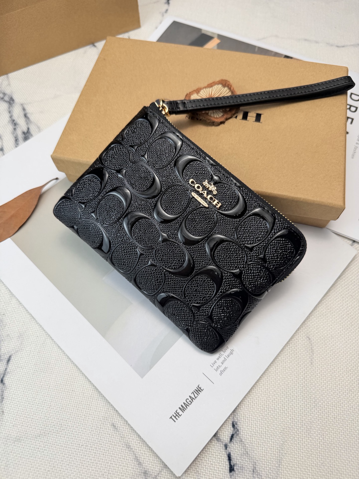 Coach Coach这款黑色压C纹手拿包 CDY96采用 C字Logo压纹皮革 质感细腻又耐用