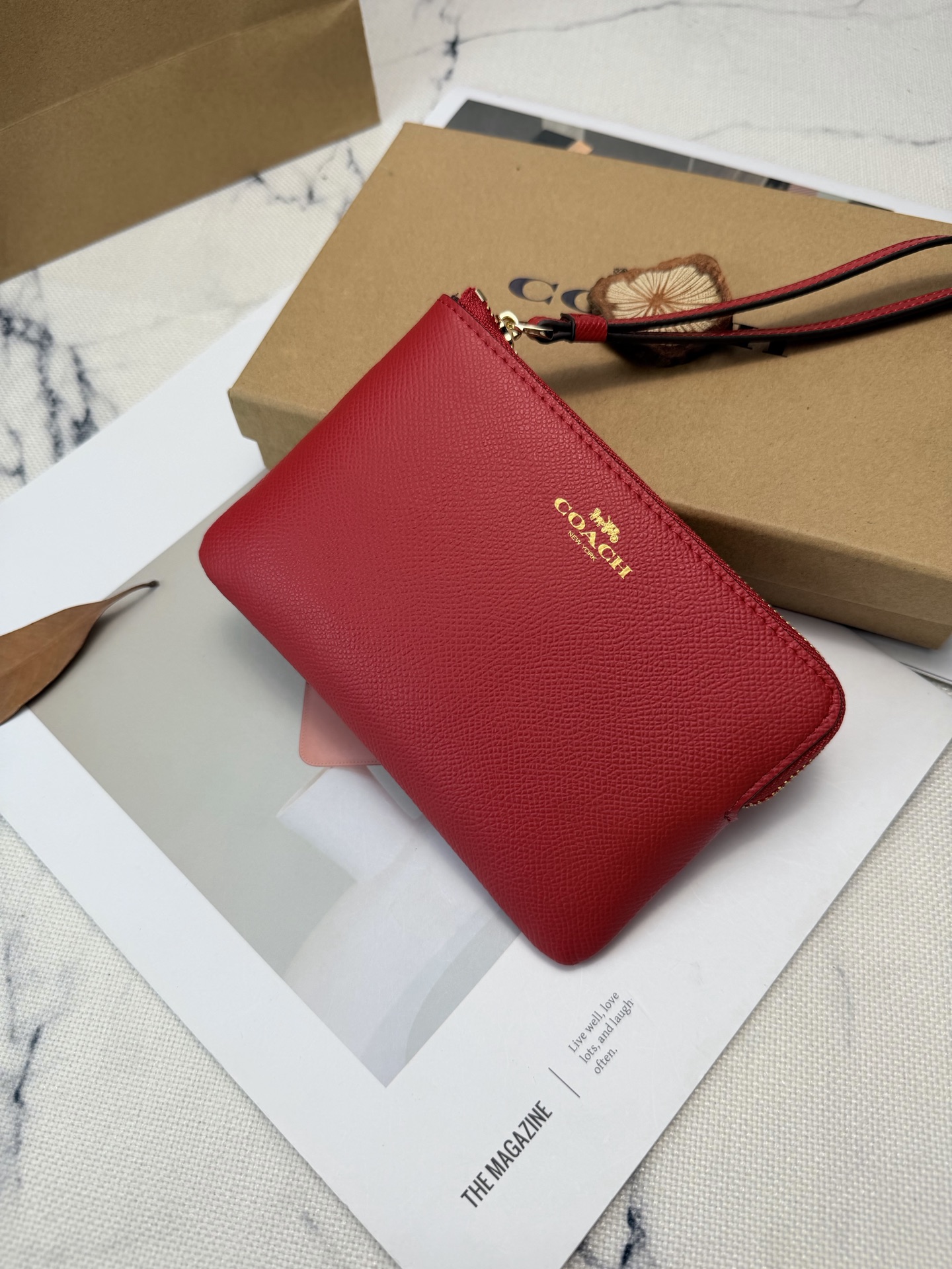 Coach Coach这款红色颗粒纹手拿包 F58032采用 C字Logo颗粒纹皮革 质感细腻又耐用