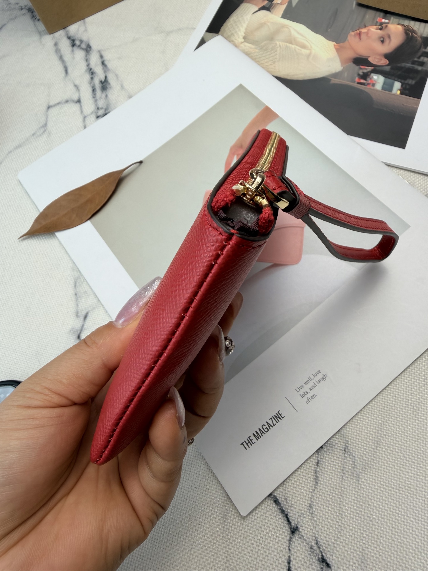 Coach Coach这款红色颗粒纹手拿包 F58032采用 C字Logo颗粒纹皮革 质感细腻又耐用