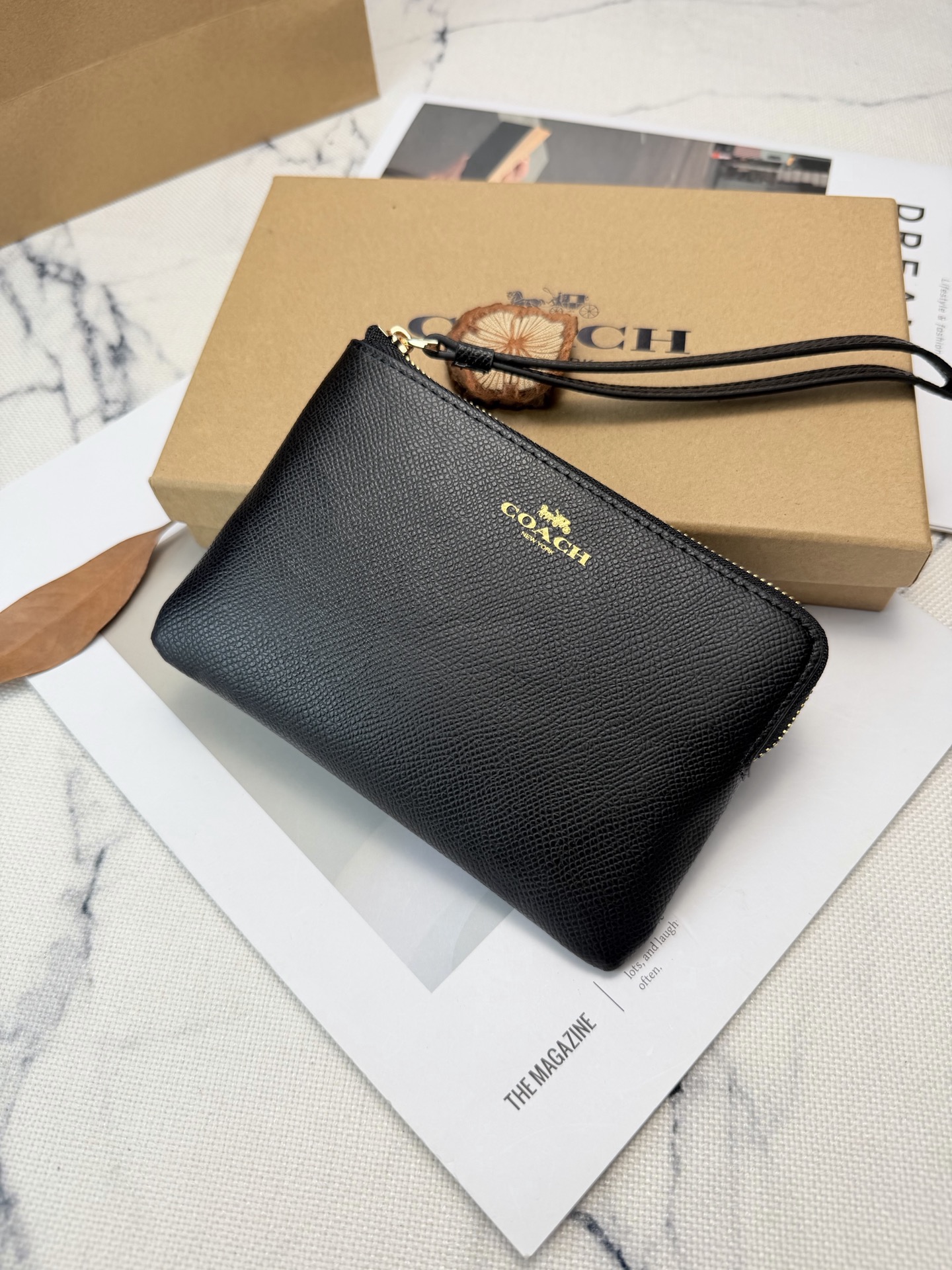Coach Coach这款黑色色手拿包 F58032采用 C字Logo颗粒纹皮革 质感细腻又耐用