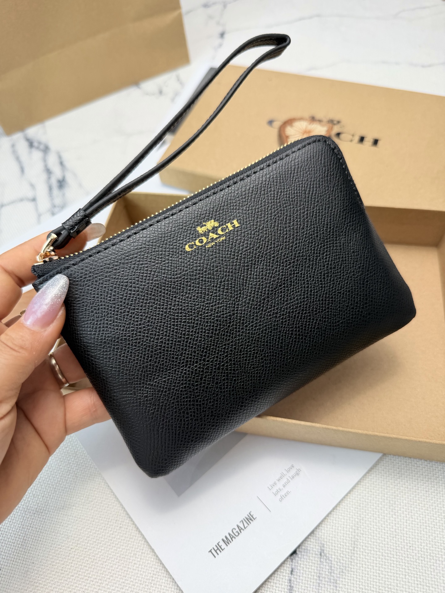 Coach Coach这款黑色色手拿包 F58032采用 C字Logo颗粒纹皮革 质感细腻又耐用