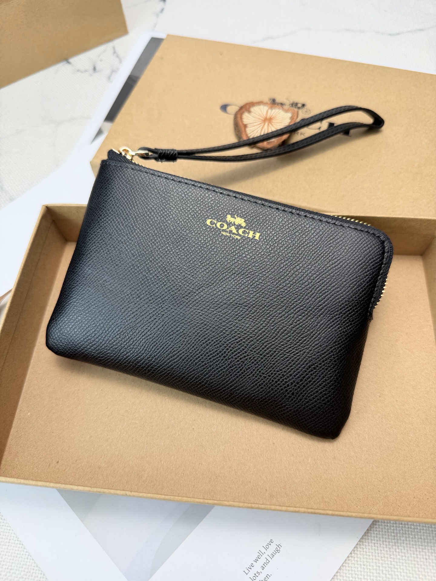 Coach Coach这款黑色色手拿包 F58032采用 C字Logo颗粒纹皮革 质感细腻又耐用