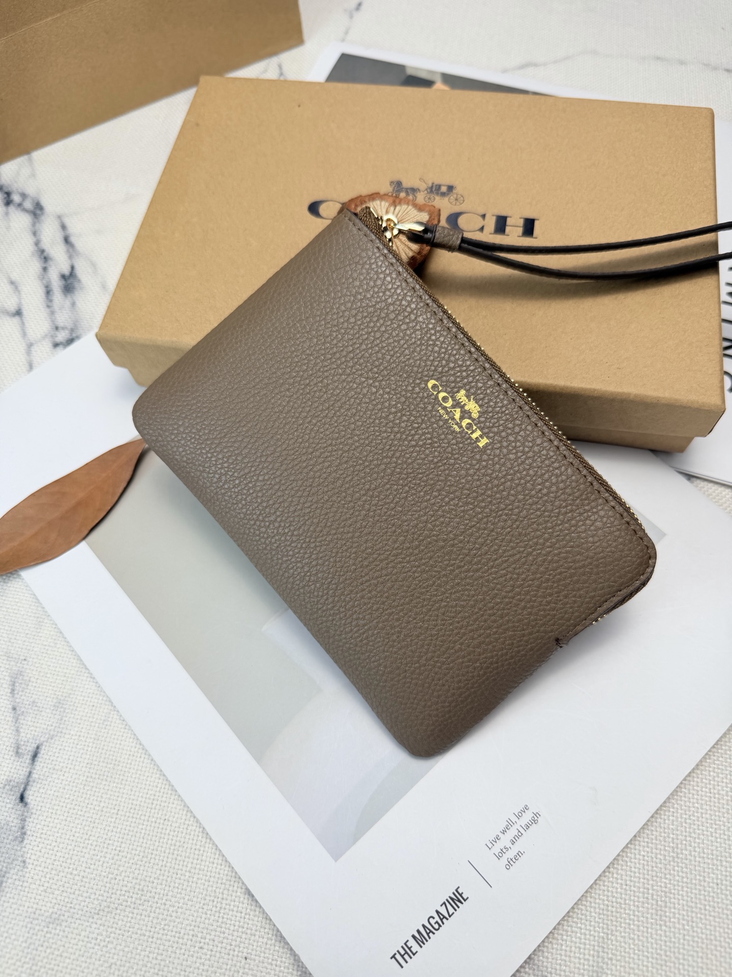 Coach COACH这款奶茶棕荔枝纹手拿包 款号CP483采用 C字Logo荔枝纹真皮革