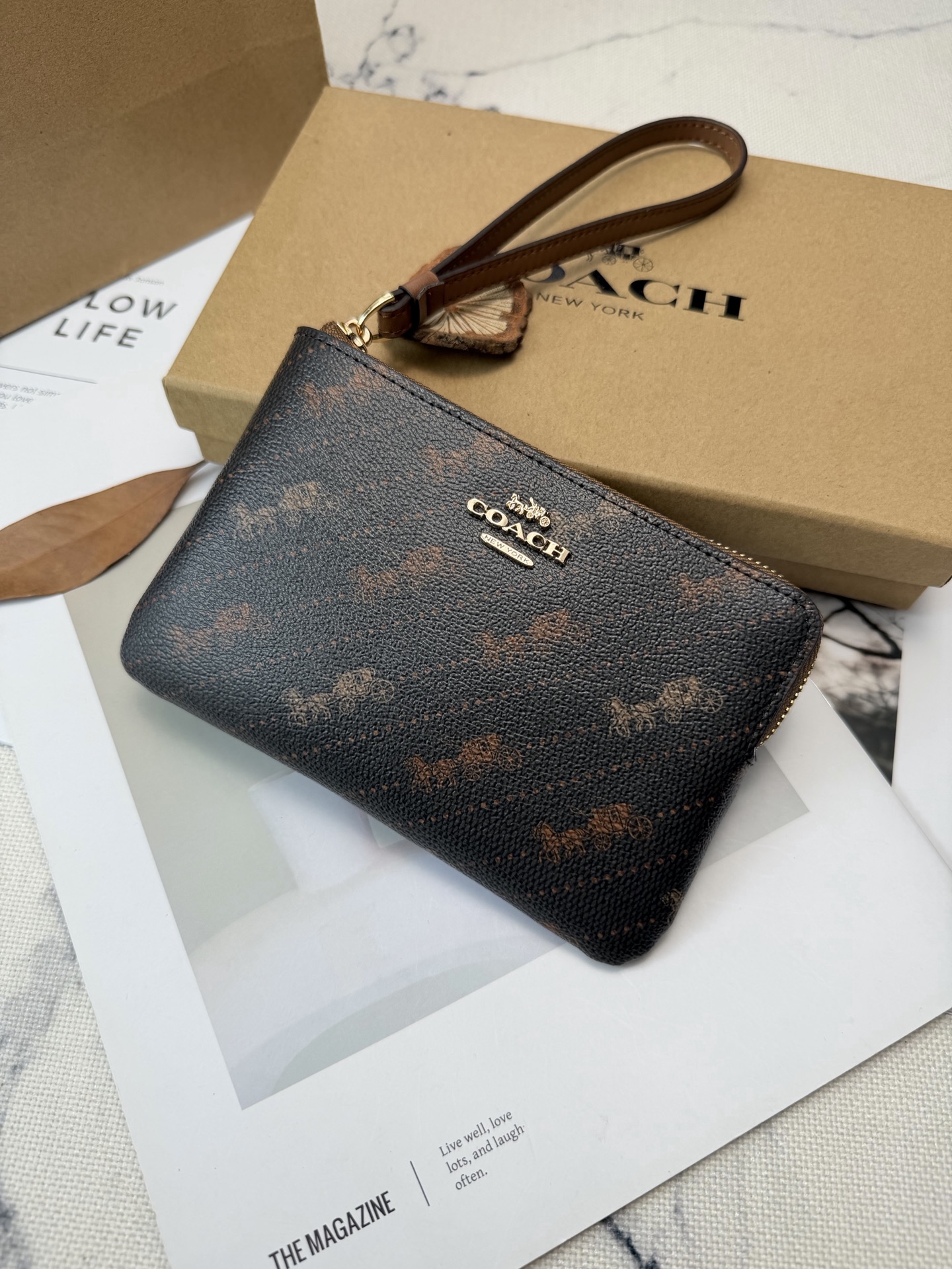 Coach Coach这款C4466黑咖织物+马车印花手拿包 超有品牌辨识度 正面金属Logo
