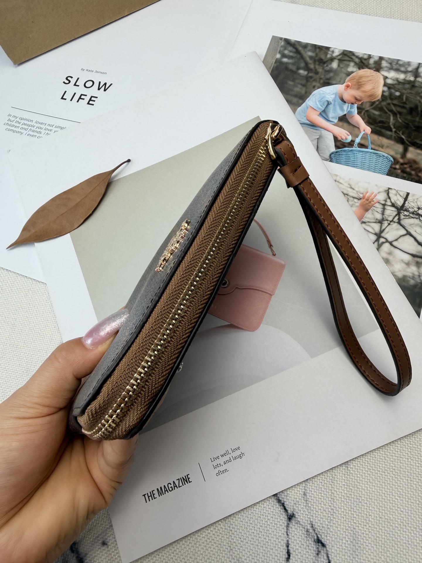 Coach Coach这款C4466黑咖织物+马车印花手拿包 超有品牌辨识度 正面金属Logo