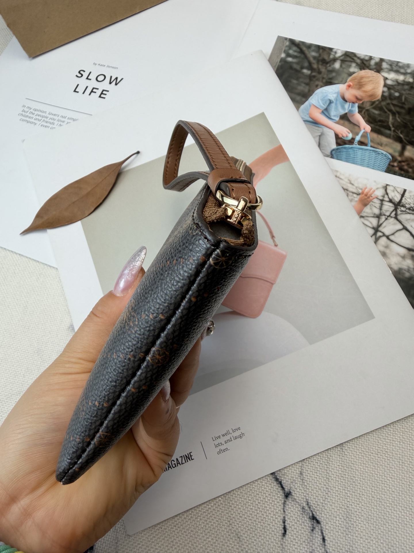 Coach Coach这款C4466黑咖织物+马车印花手拿包 超有品牌辨识度 正面金属Logo