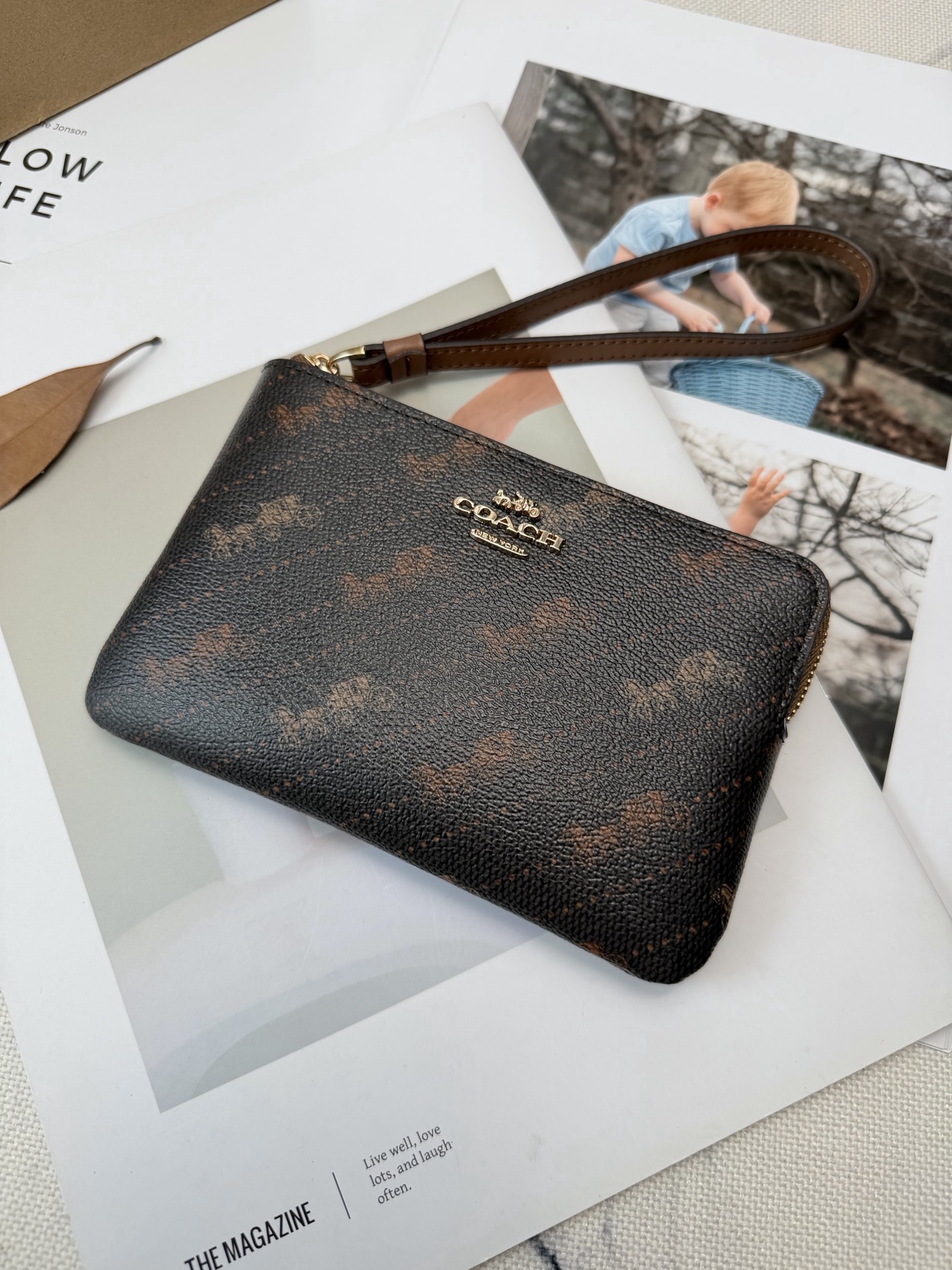 Coach Coach这款C4466黑咖织物+马车印花手拿包 超有品牌辨识度 正面金属Logo