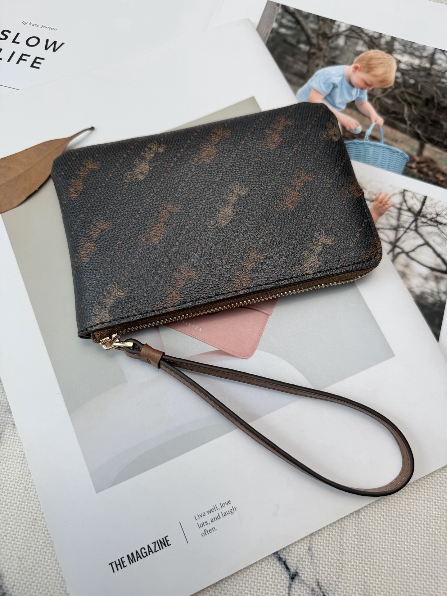 Coach Coach这款C4466黑咖织物+马车印花手拿包 超有品牌辨识度 正面金属Logo
