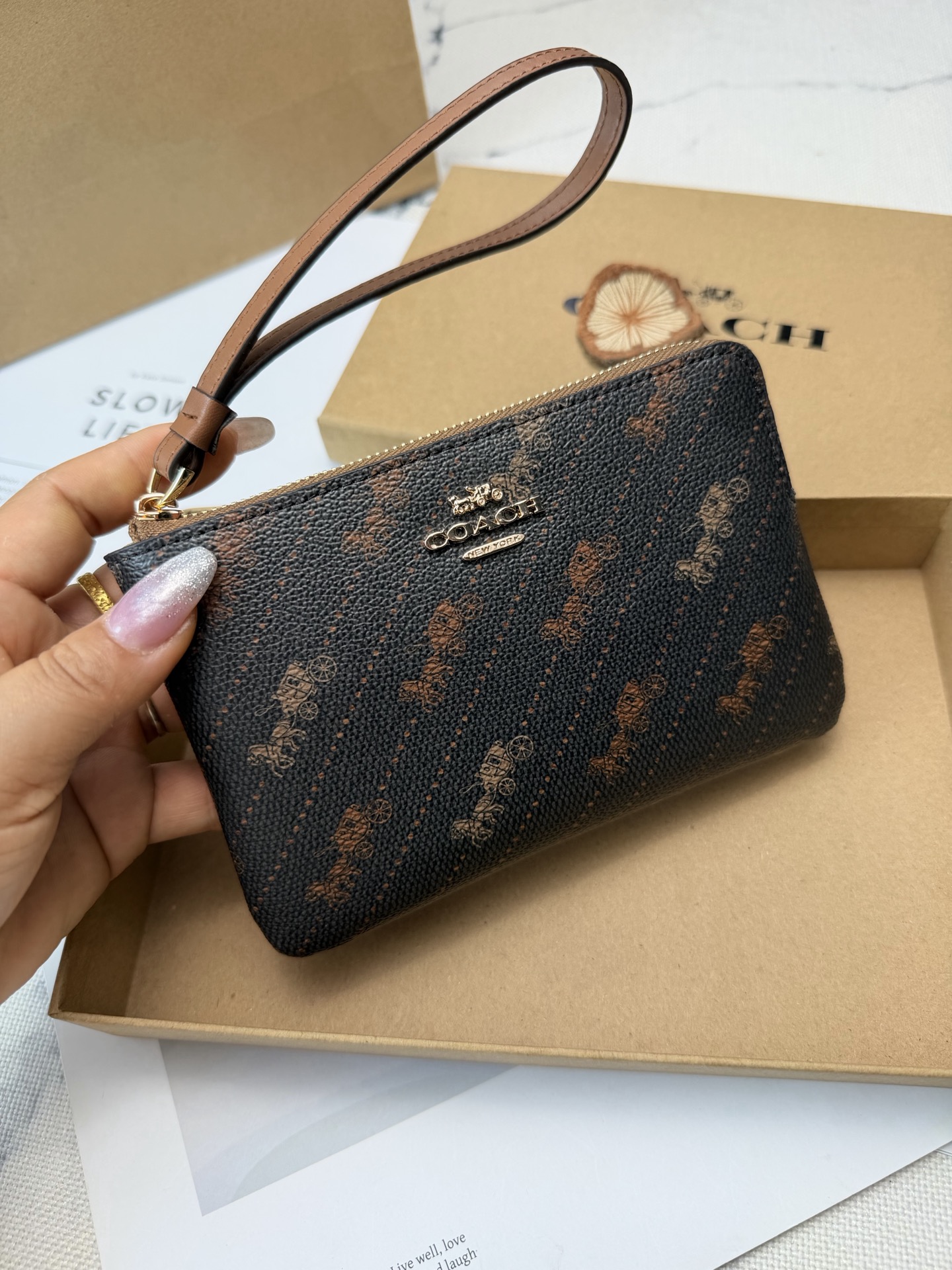 Coach Coach这款C4466黑咖织物+马车印花手拿包 超有品牌辨识度 正面金属Logo