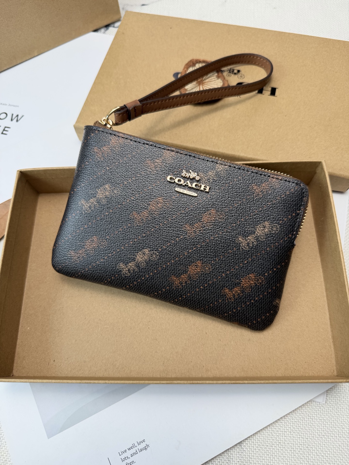 Coach Coach这款C4466黑咖织物+马车印花手拿包 超有品牌辨识度 正面金属Logo