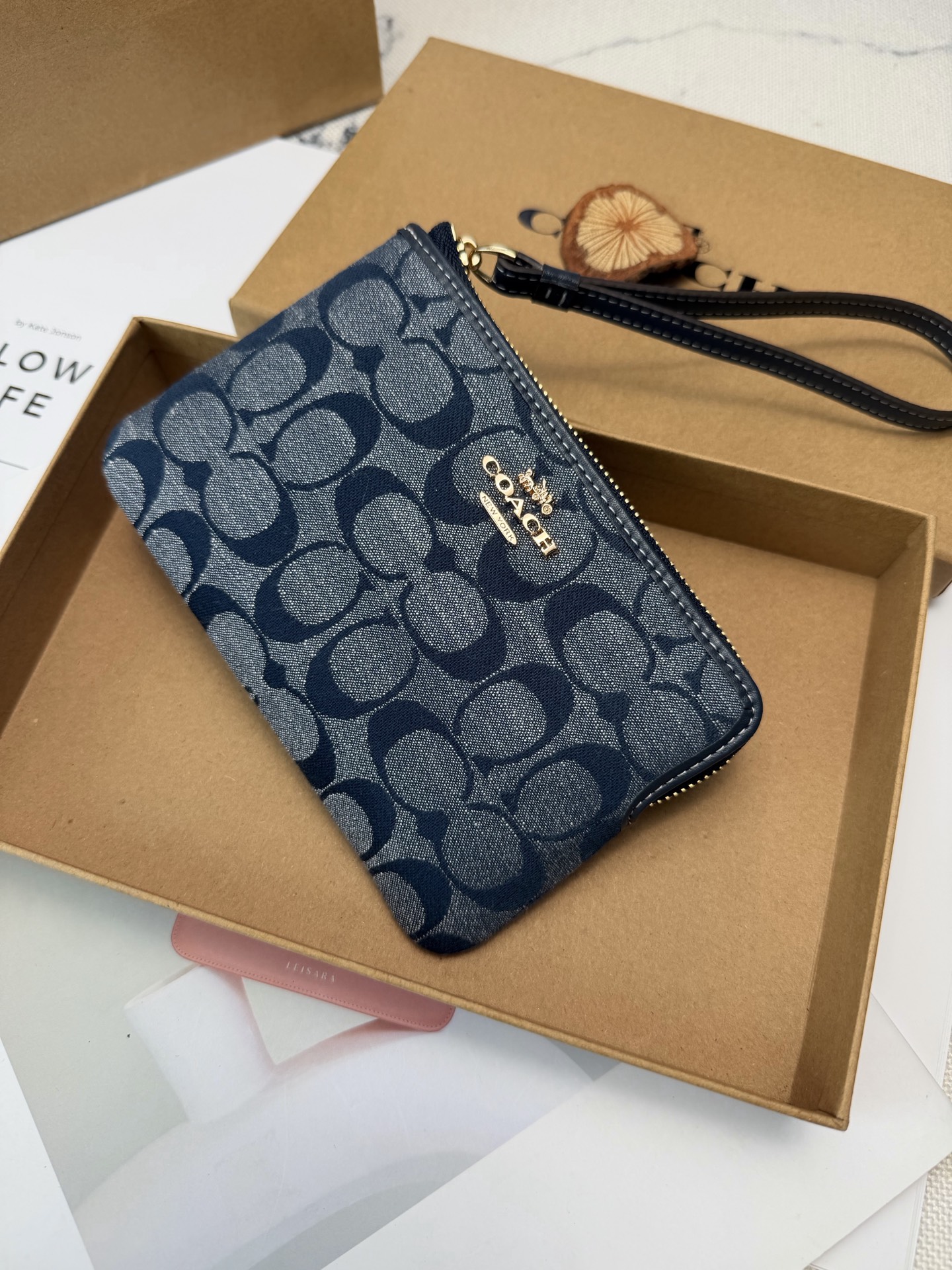 Coach Coach 老花手腕包 CH371牛仔蓝色帆布材质 低调耐看 超有品牌辨识度 正面金属Logo