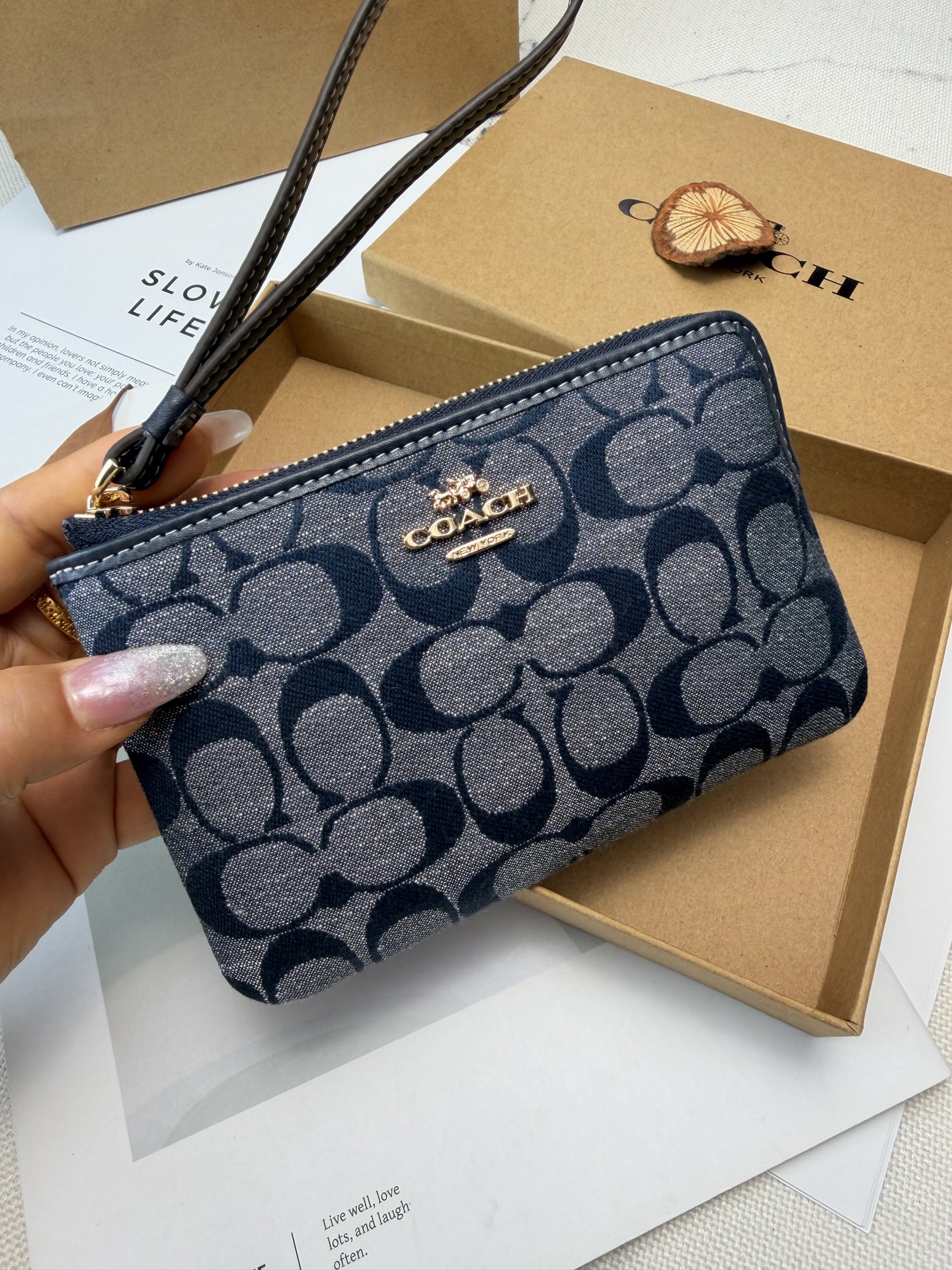 Coach Coach 老花手腕包 CH371牛仔蓝色帆布材质 低调耐看 超有品牌辨识度 正面金属Logo