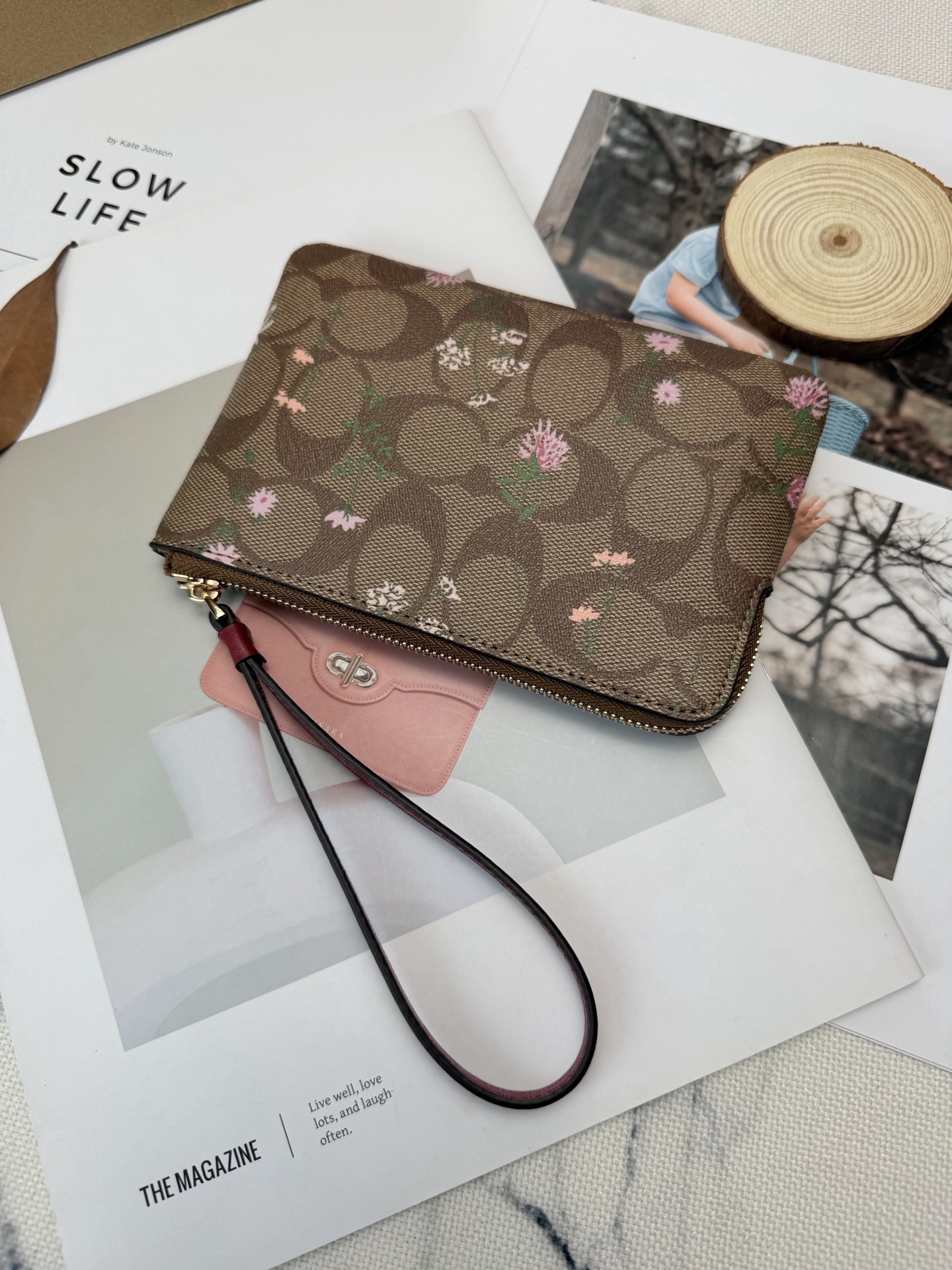 Coach 棕色老花帆布 搭配粉色和绿色花卉图案 超有品牌辨识度 正面金属Logo 质感满分 小巧轻便