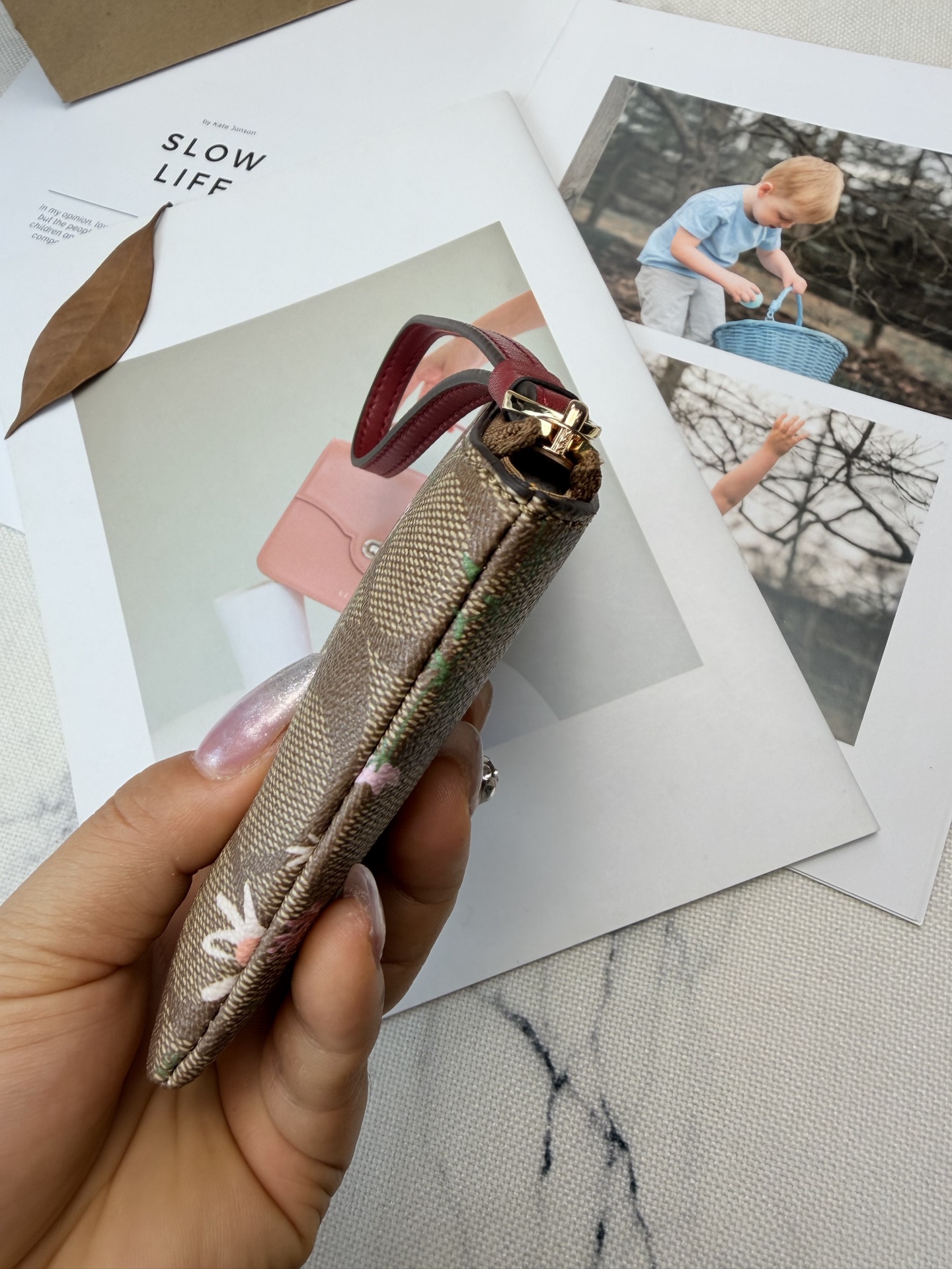 Coach 棕色老花帆布 搭配粉色和绿色花卉图案 超有品牌辨识度 正面金属Logo 质感满分 小巧轻便