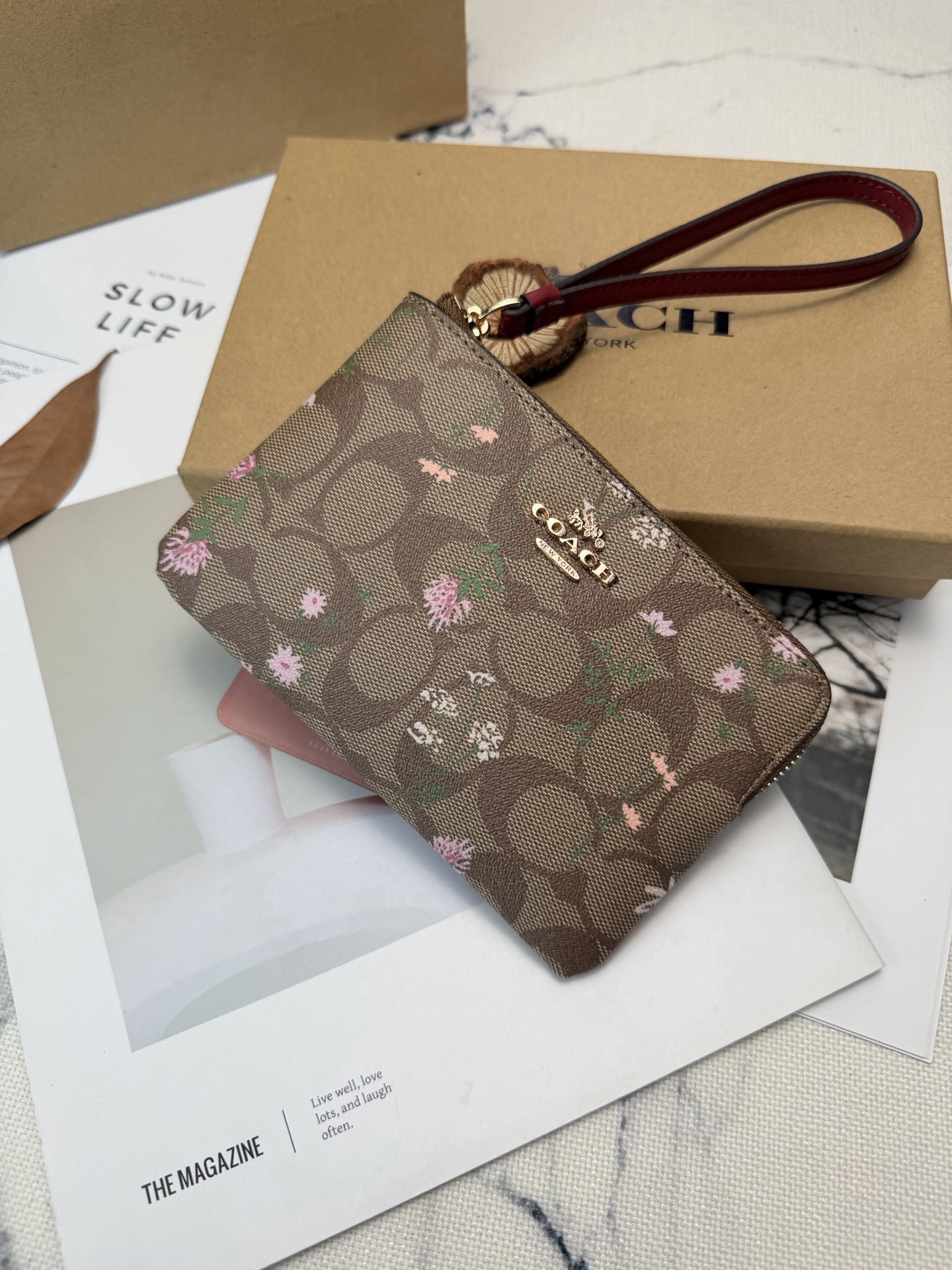 Coach 棕色老花帆布 搭配粉色和绿色花卉图案 超有品牌辨识度 正面金属Logo 质感满分 小巧轻便