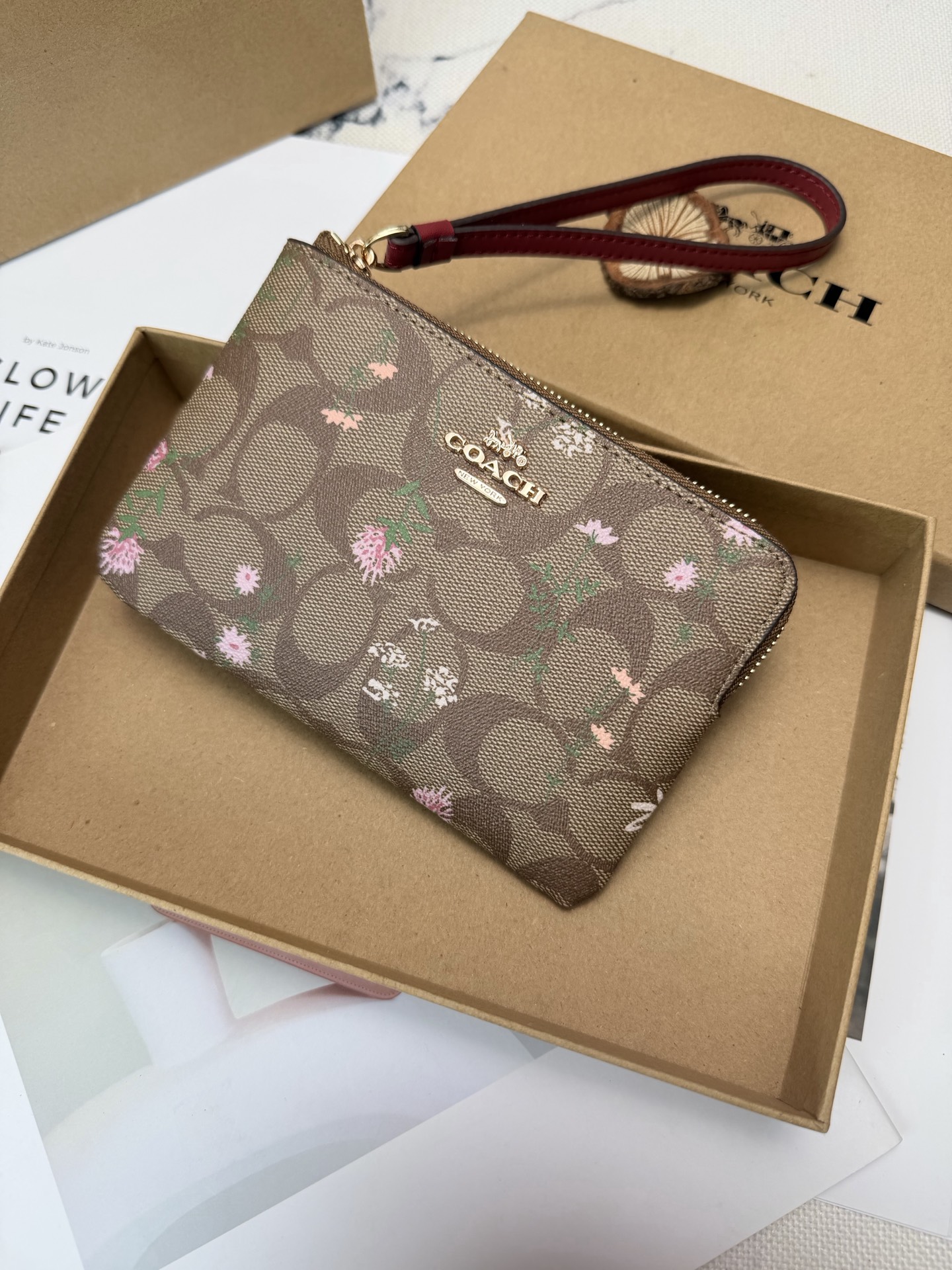 Coach 棕色老花帆布 搭配粉色和绿色花卉图案 超有品牌辨识度 正面金属Logo 质感满分 小巧轻便