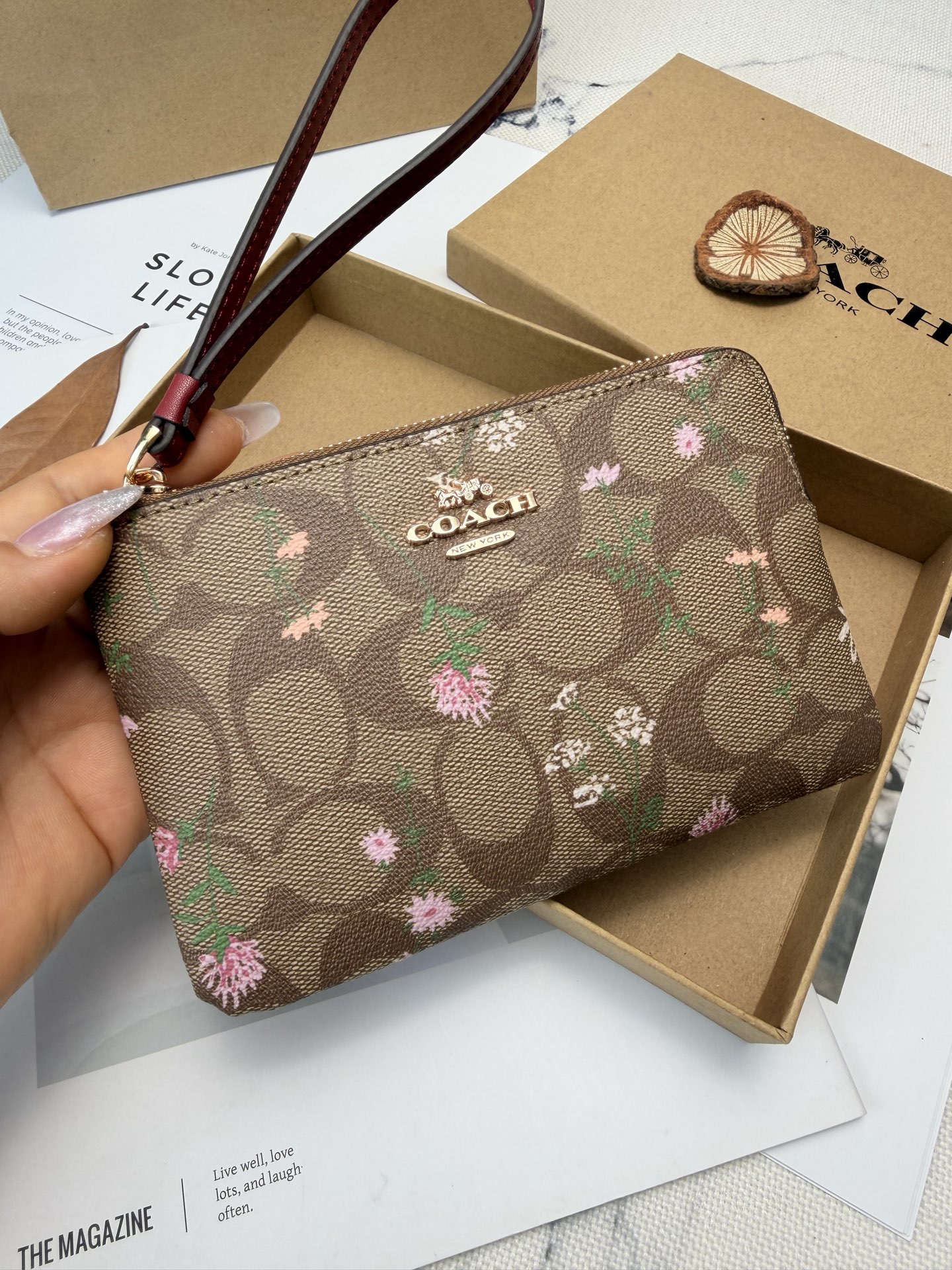 Coach 棕色老花帆布 搭配粉色和绿色花卉图案 超有品牌辨识度 正面金属Logo 质感满分 小巧轻便