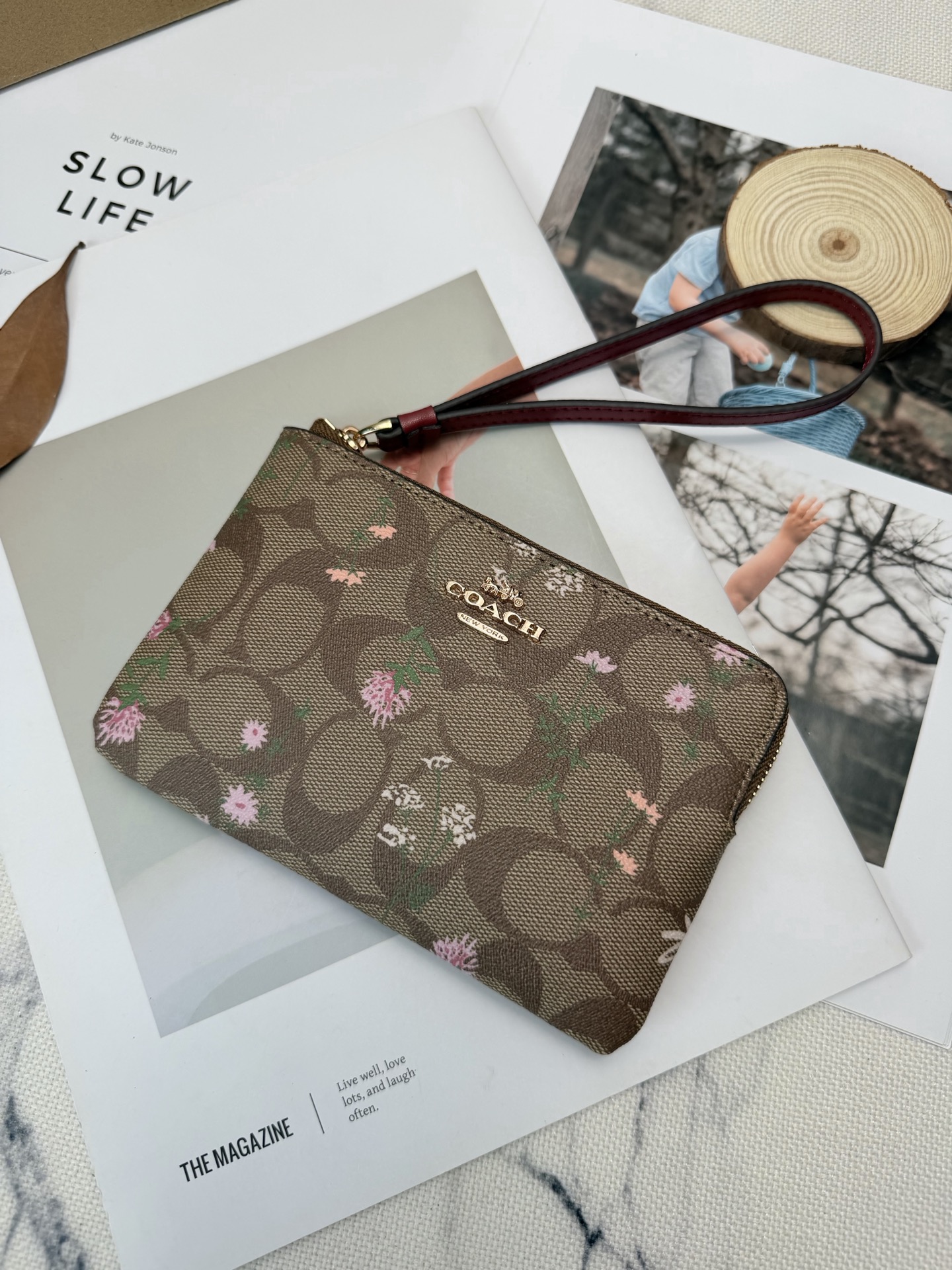 Coach 棕色老花帆布 搭配粉色和绿色花卉图案 超有品牌辨识度 正面金属Logo 质感满分 小巧轻便