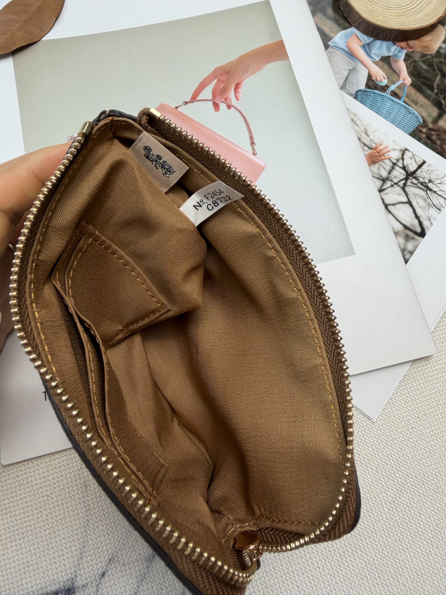 Coach 棕色老花帆布 搭配粉色和绿色花卉图案 超有品牌辨识度 正面金属Logo 质感满分 小巧轻便