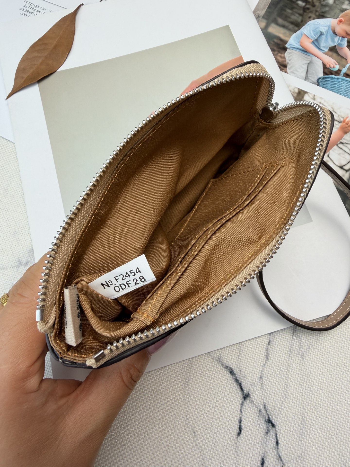 Coach 老花帆布+马卡龙彩虹配色 超有品牌辨识度 正面银色Logo 质感满分 小巧轻便 使用了YKK拉链开合