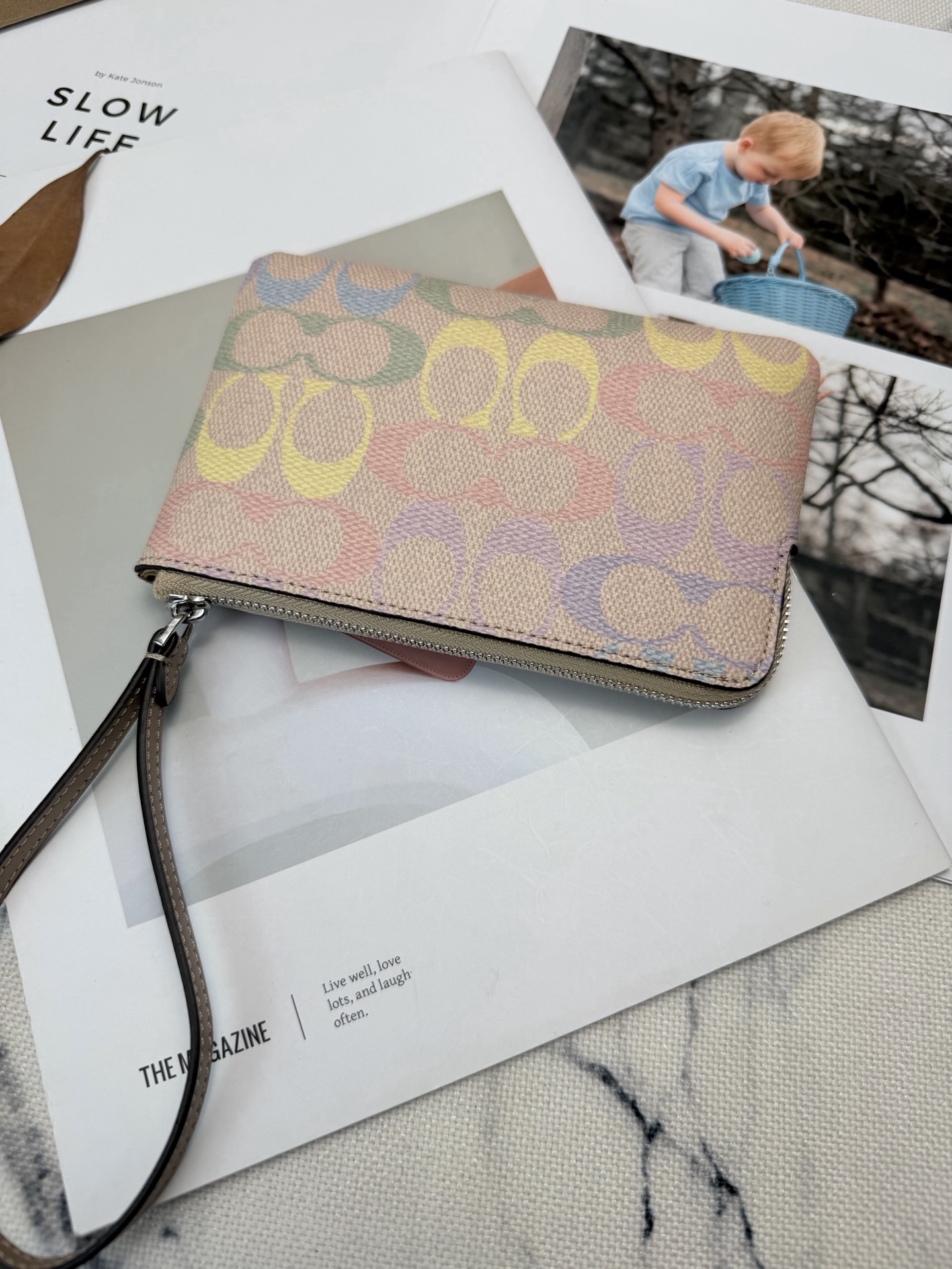 Coach 老花帆布+马卡龙彩虹配色 超有品牌辨识度 正面银色Logo 质感满分 小巧轻便 使用了YKK拉链开合